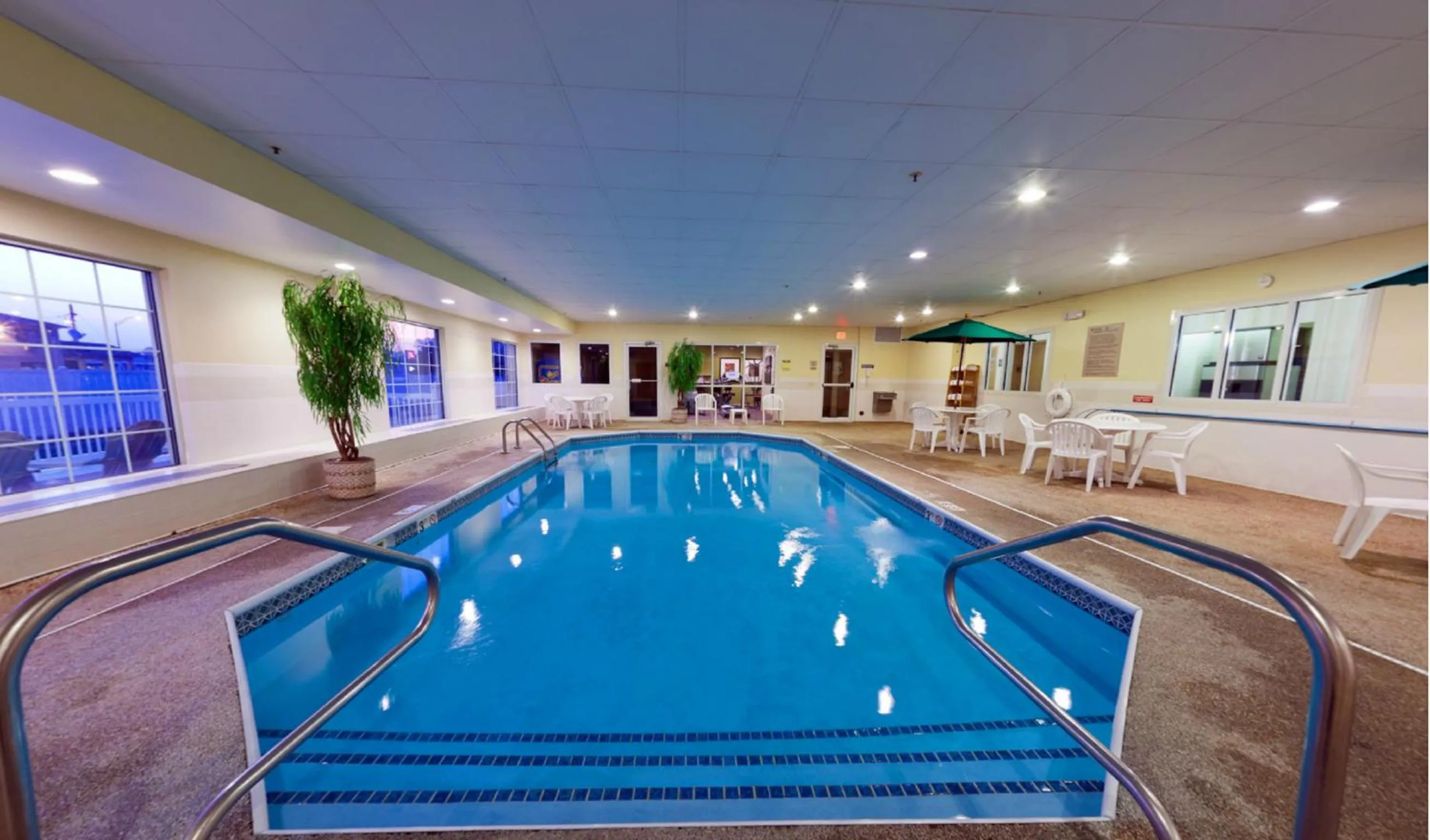 Swimming pool in Country Inn & Suites by Radisson, Rock Falls, IL