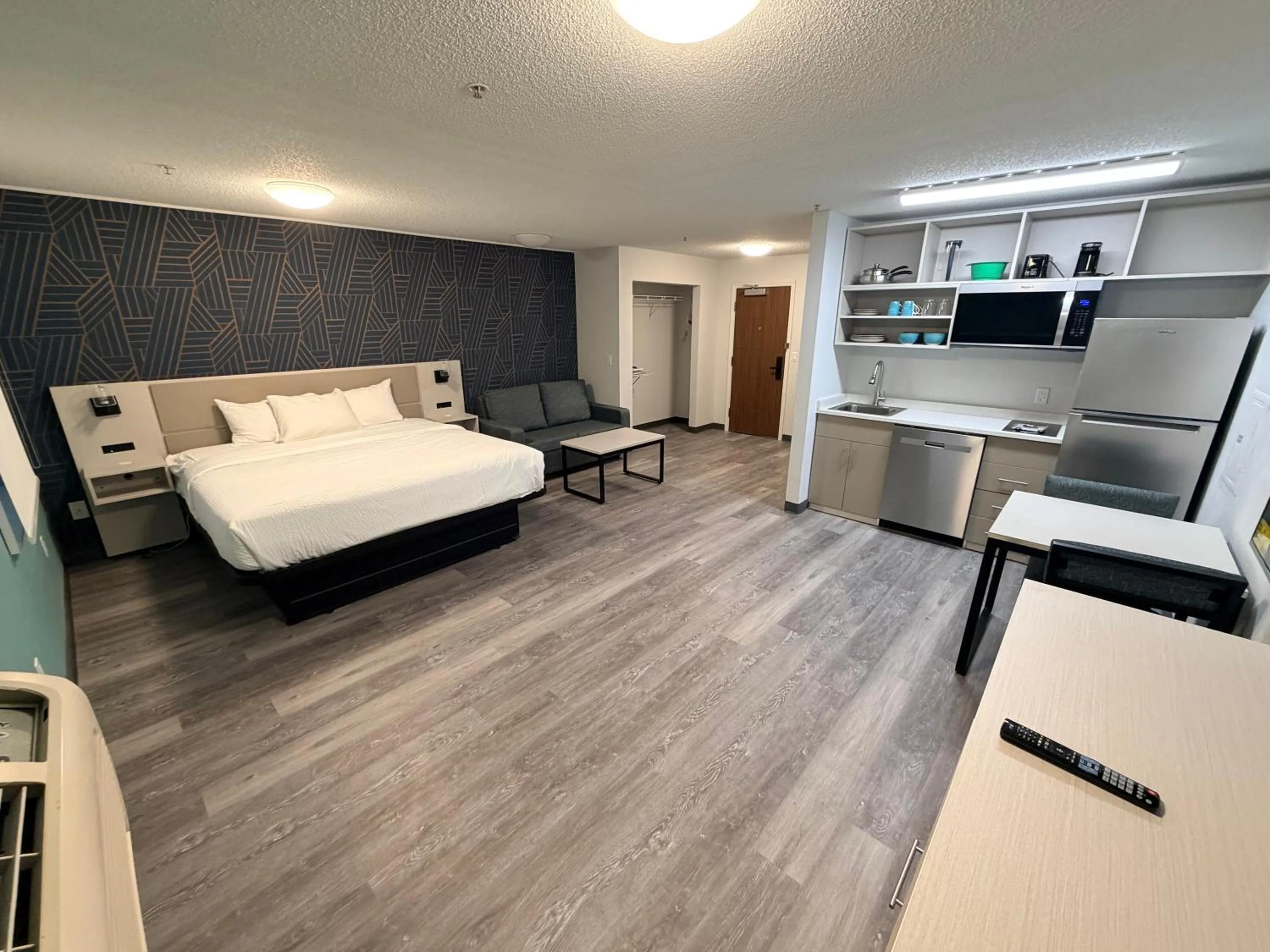 Bed in MainStay Suites Indianapolis Northwest - College Parks