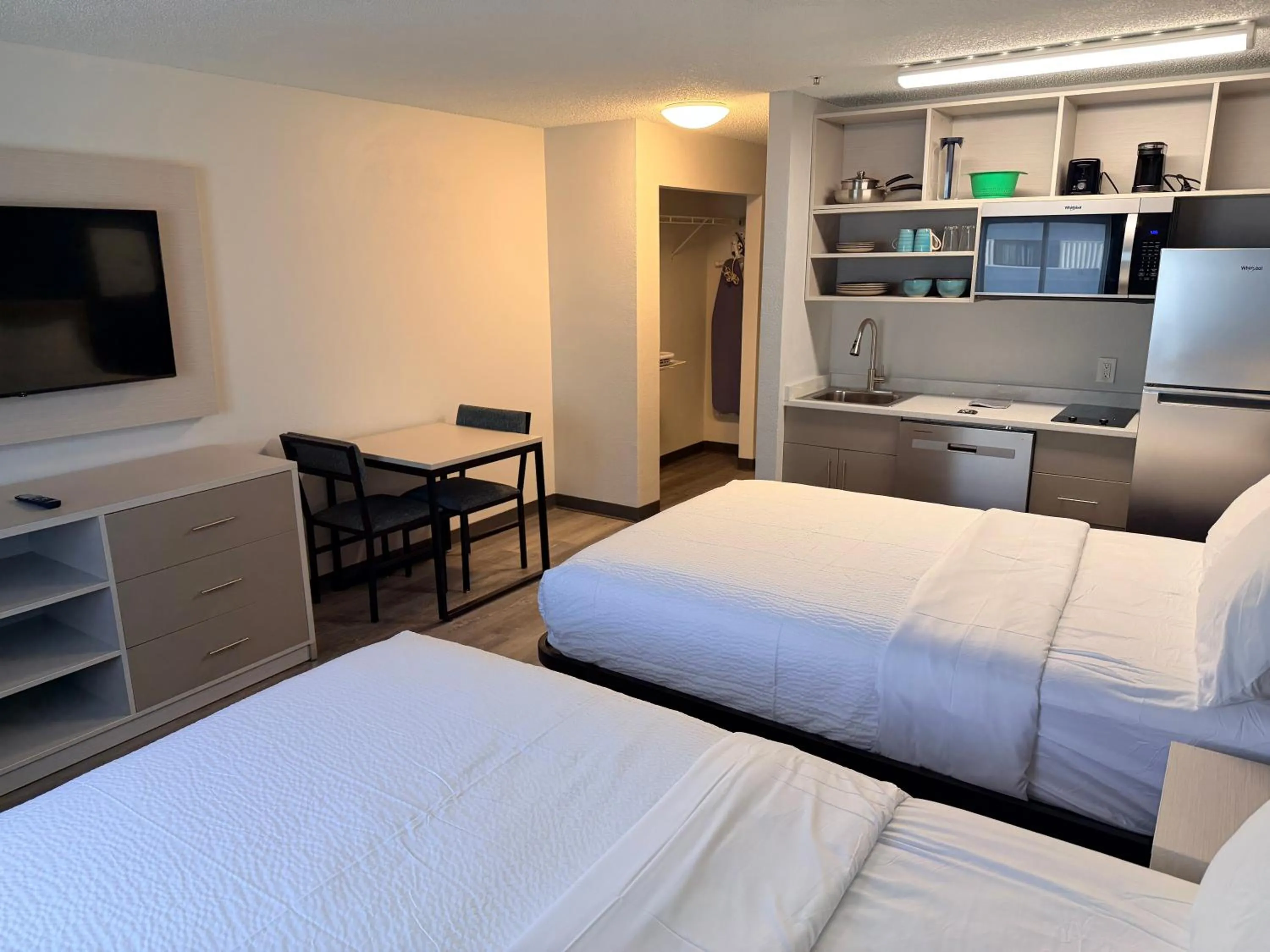 Bed in MainStay Suites Indianapolis Northwest - College Parks