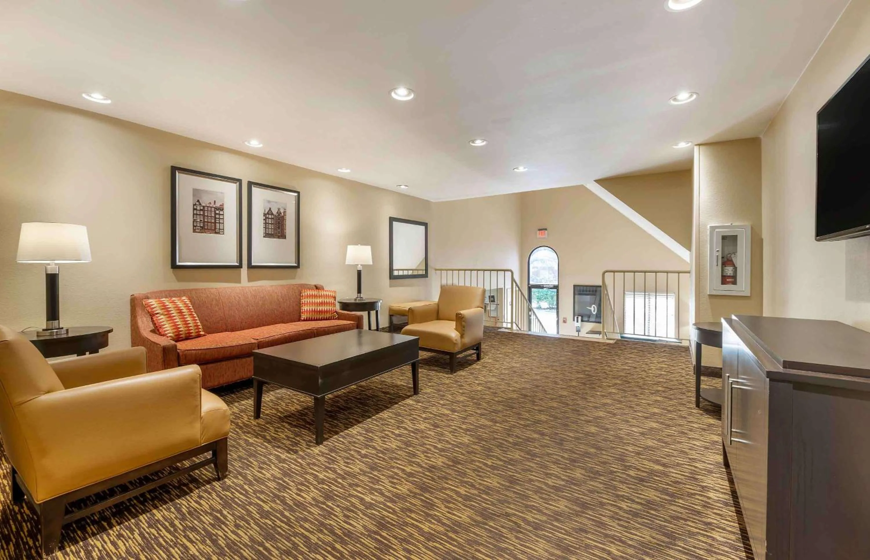 Lobby or reception in Suburban Studios Indianapolis Northwest - College Parks
