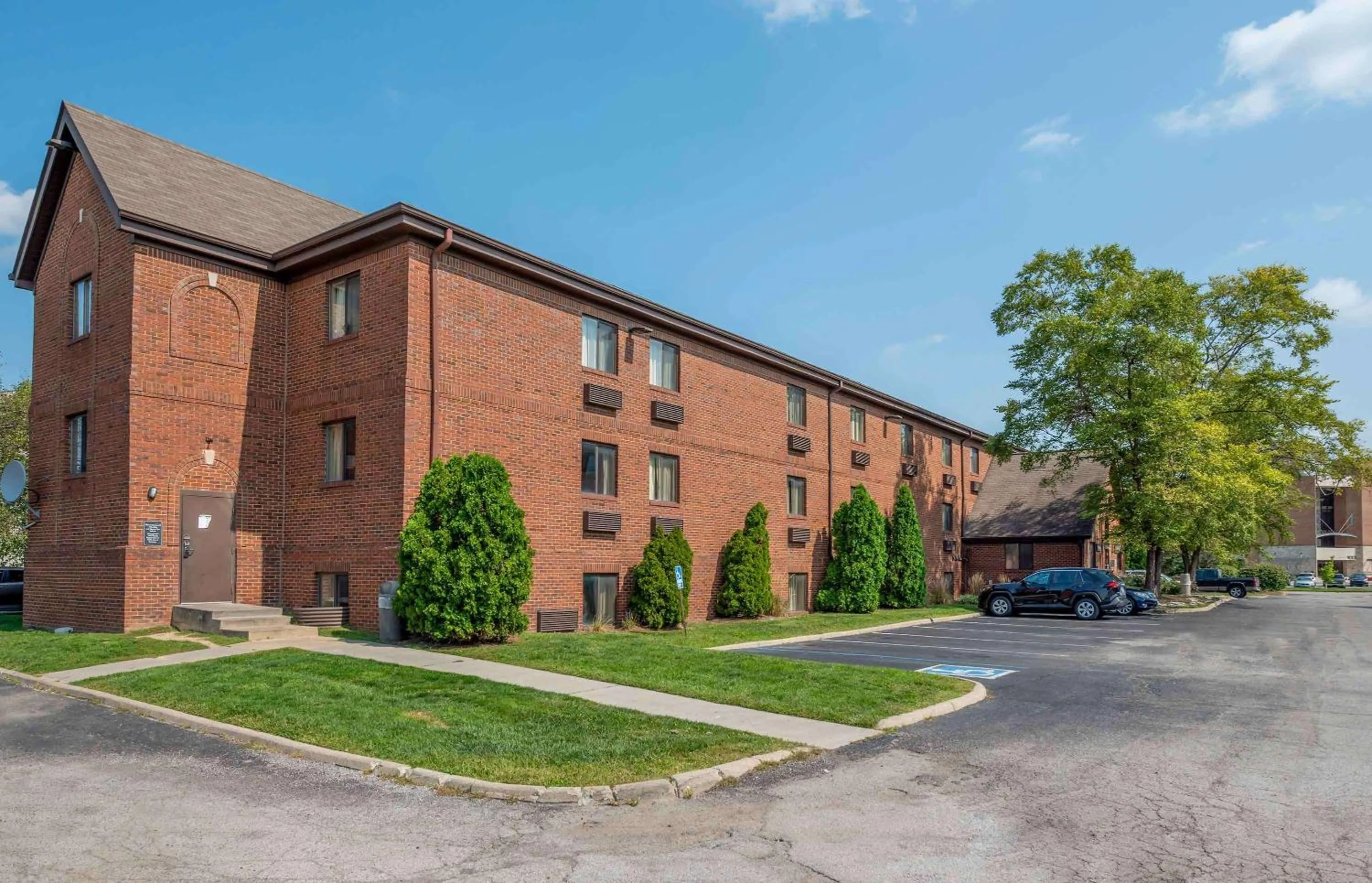 Property building in Suburban Studios Indianapolis Northwest - College Parks