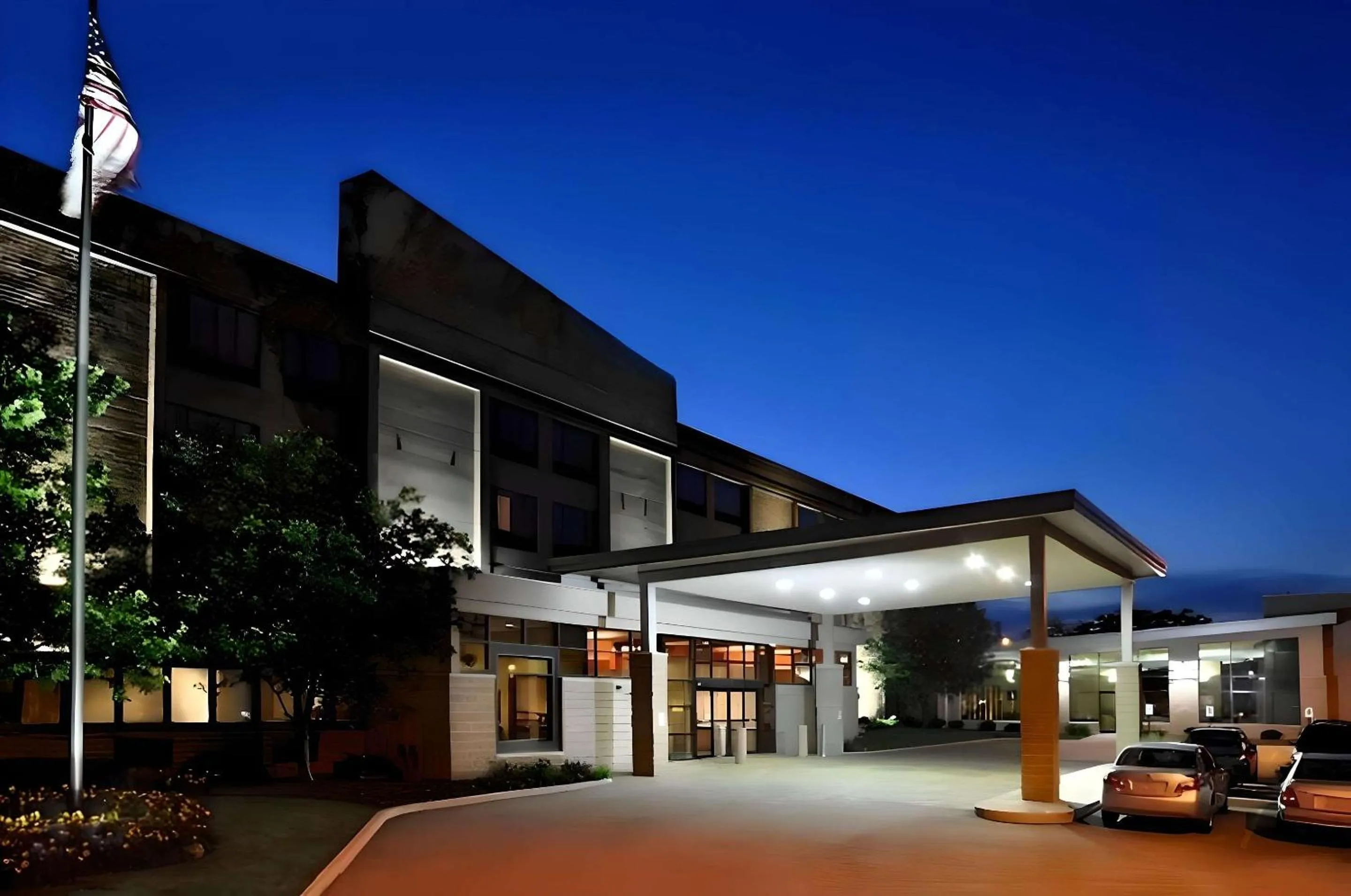 Property building in Comfort Suites Milwaukee West