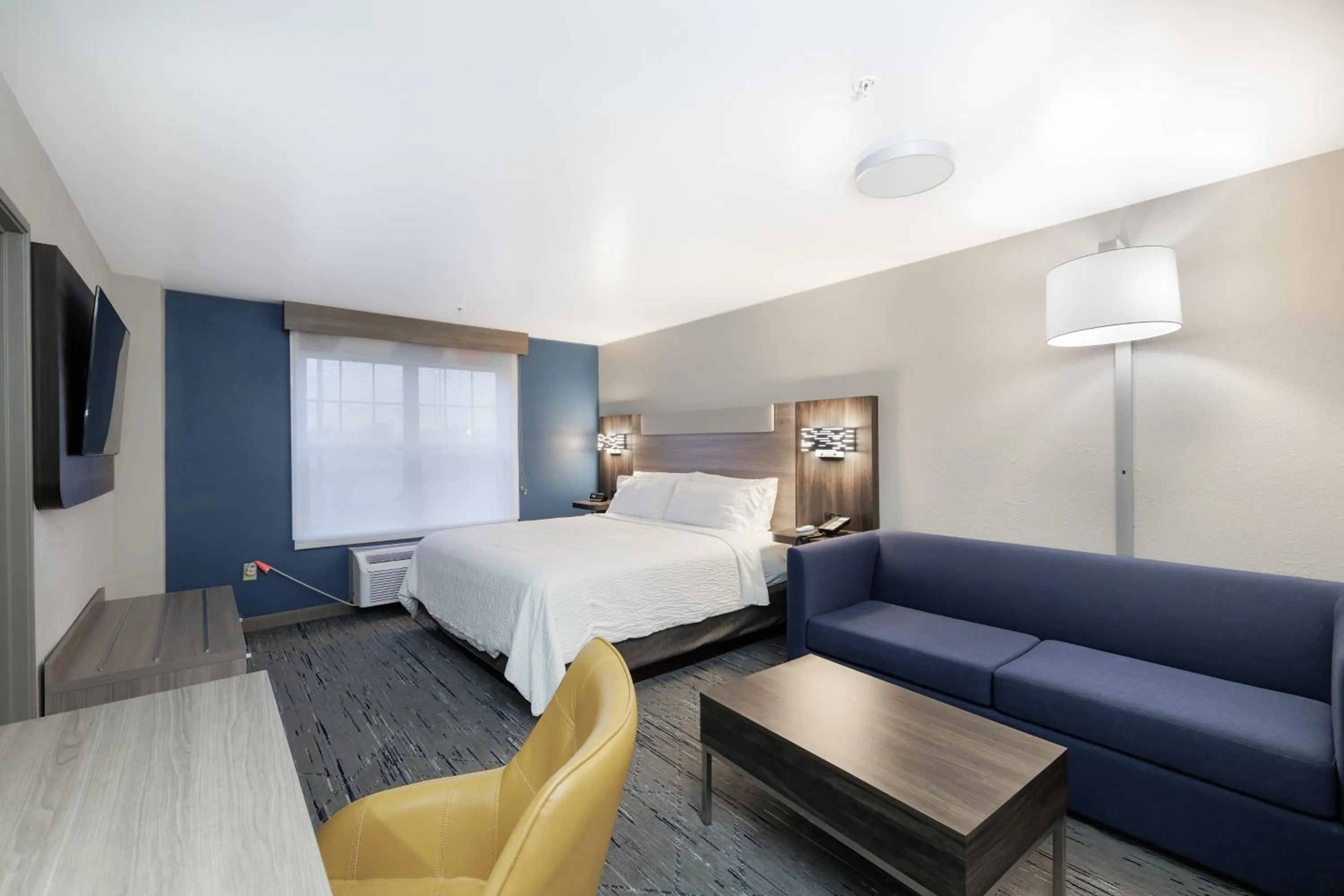 Photo of the whole room, Bed in Holiday Inn Express & Suites Zion by IHG