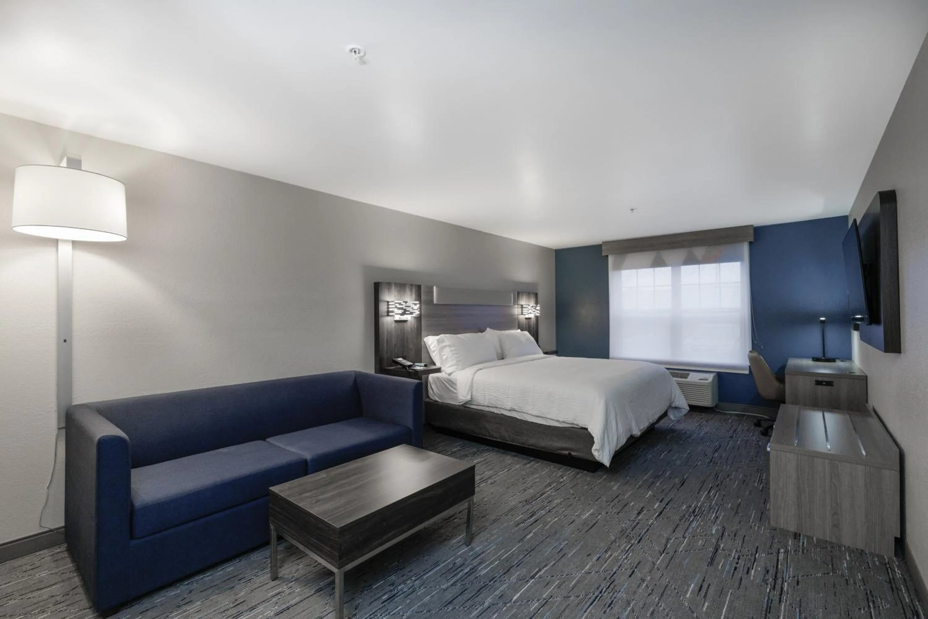 Photo of the whole room, Bed in Holiday Inn Express & Suites Zion by IHG