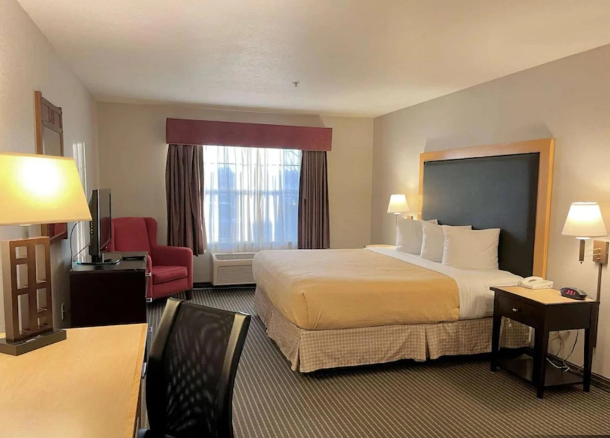 Photo of the whole room, Bed in Holiday Inn Express & Suites Zion by IHG