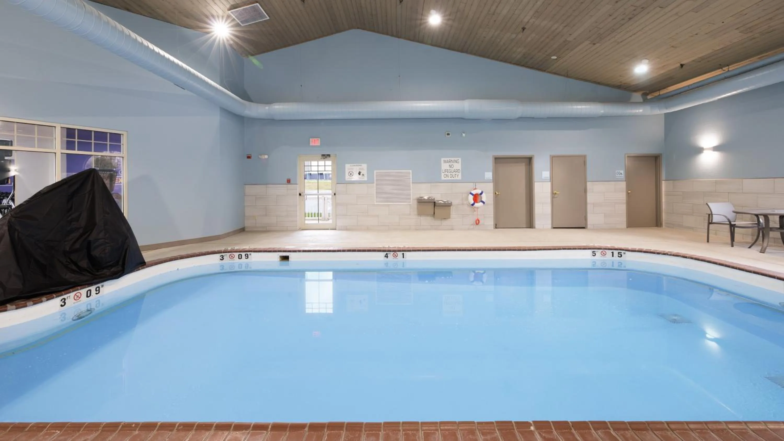 Swimming pool in Holiday Inn Express & Suites Zion by IHG