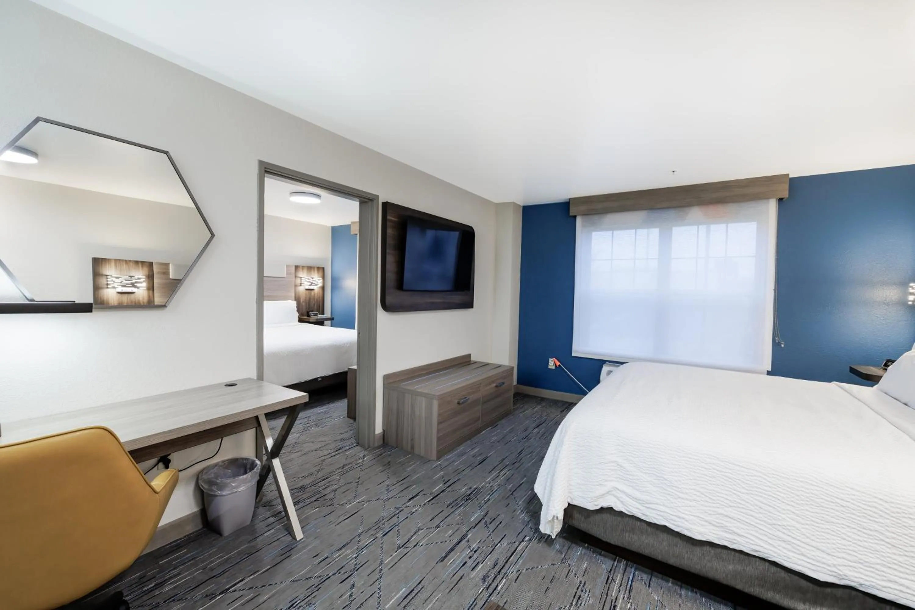Photo of the whole room, Bed in Holiday Inn Express & Suites Zion by IHG