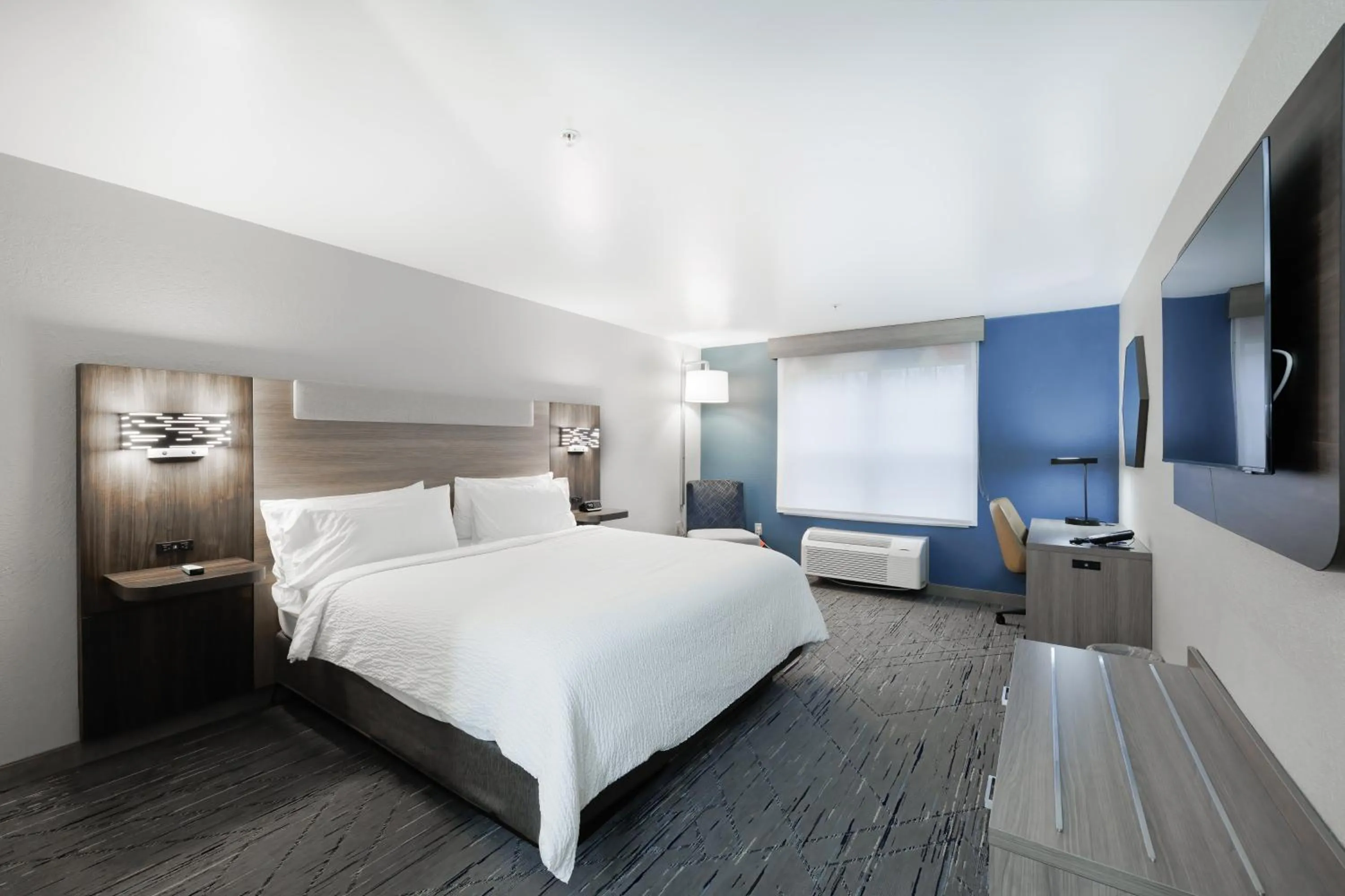 Photo of the whole room, Bed in Holiday Inn Express & Suites Zion by IHG