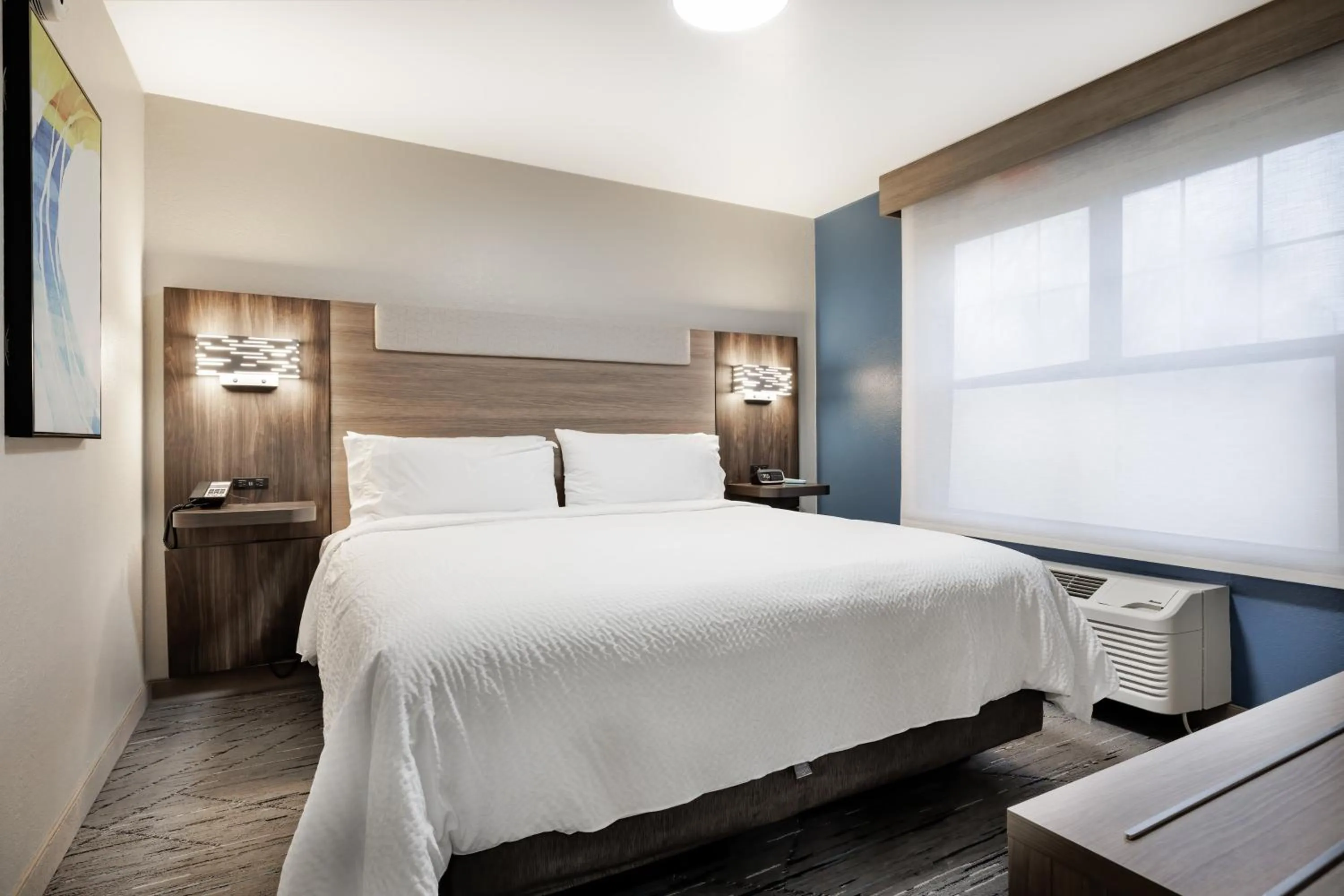 Photo of the whole room, Bed in Holiday Inn Express & Suites Zion by IHG