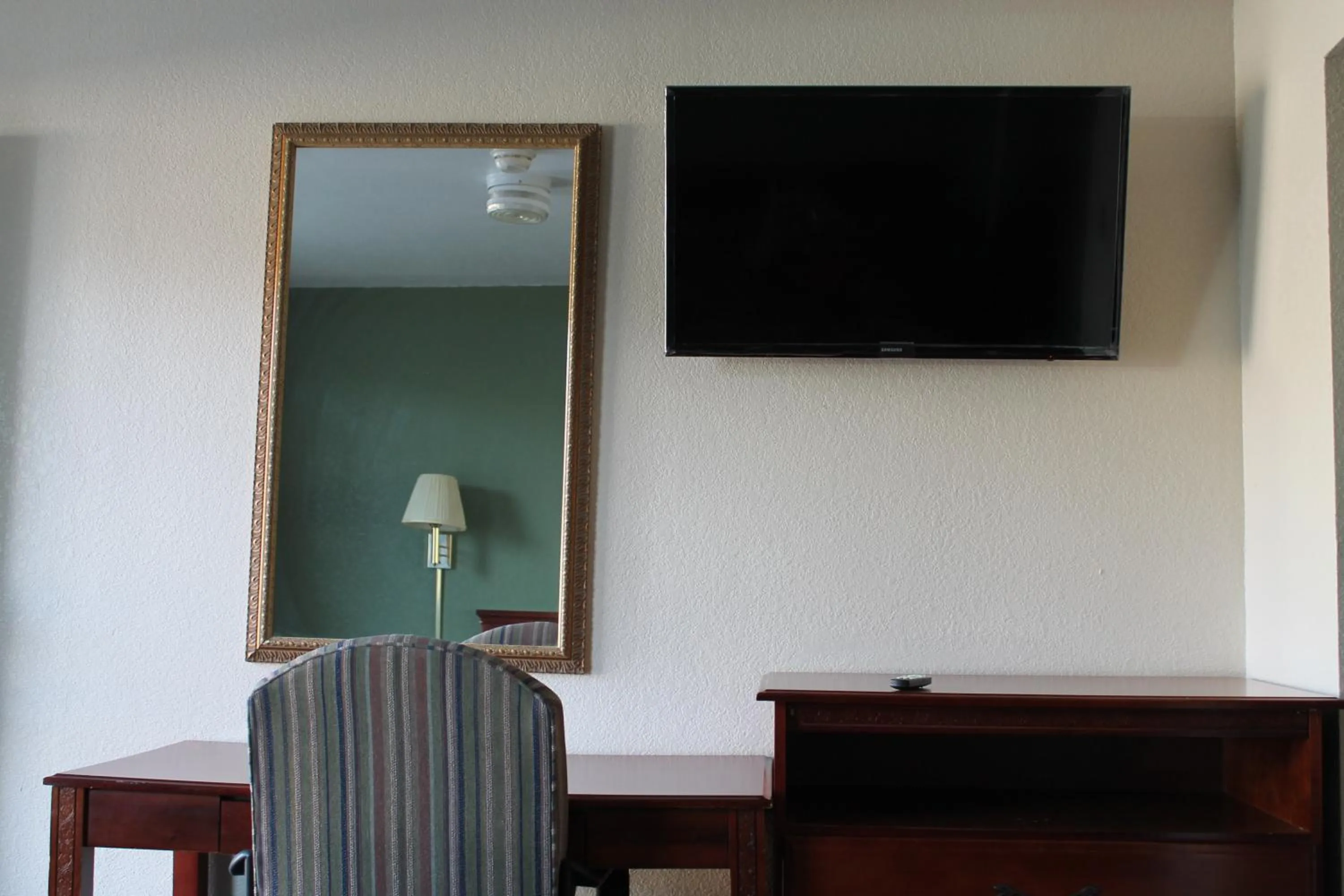 Photo of the whole room in American Motor Inn - Rock Island