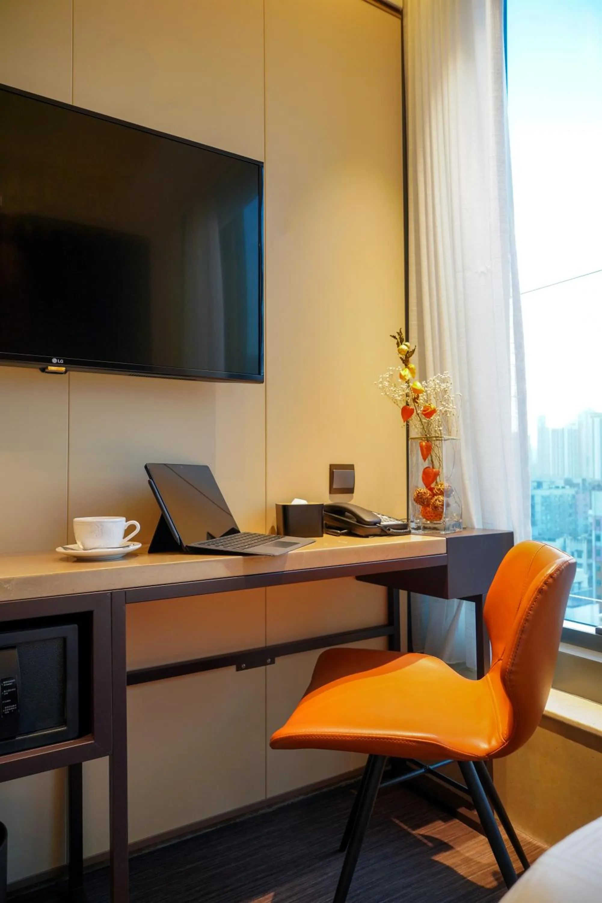 TV and multimedia, TV/Entertainment Center in E Hotel