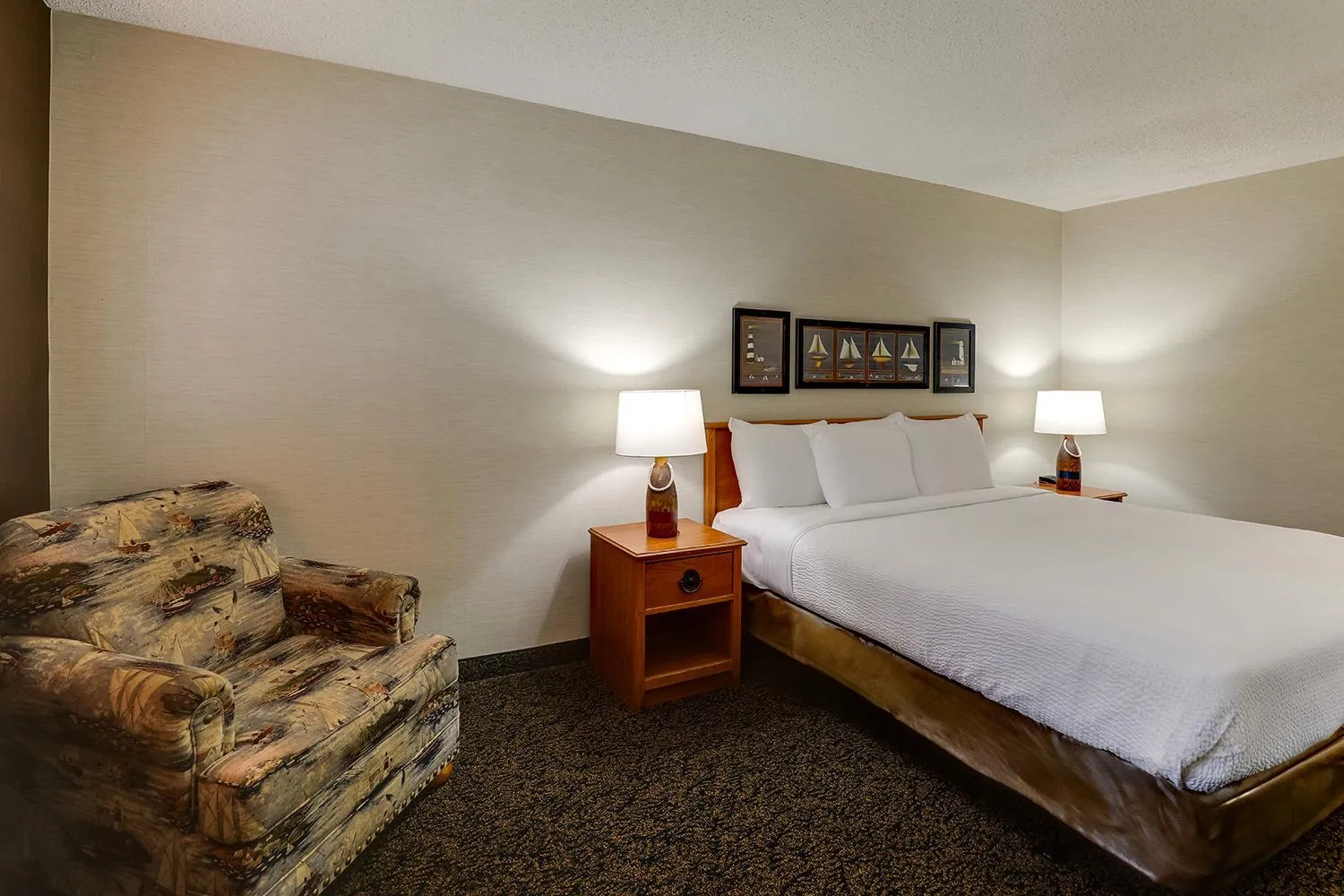 Bed in Stoney Creek Hotel Peoria