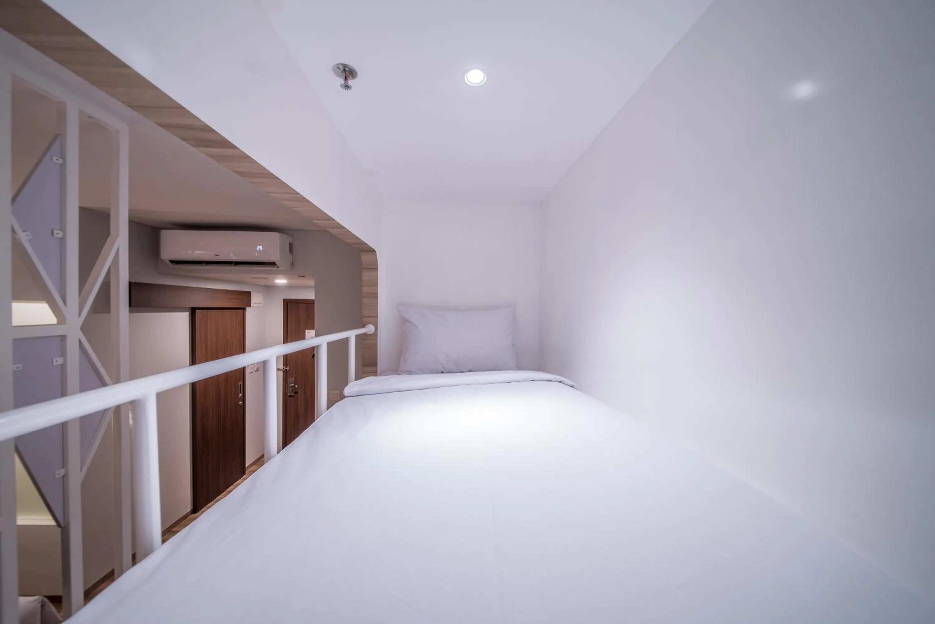 Bed in All Nite & Day Kebon Jeruk