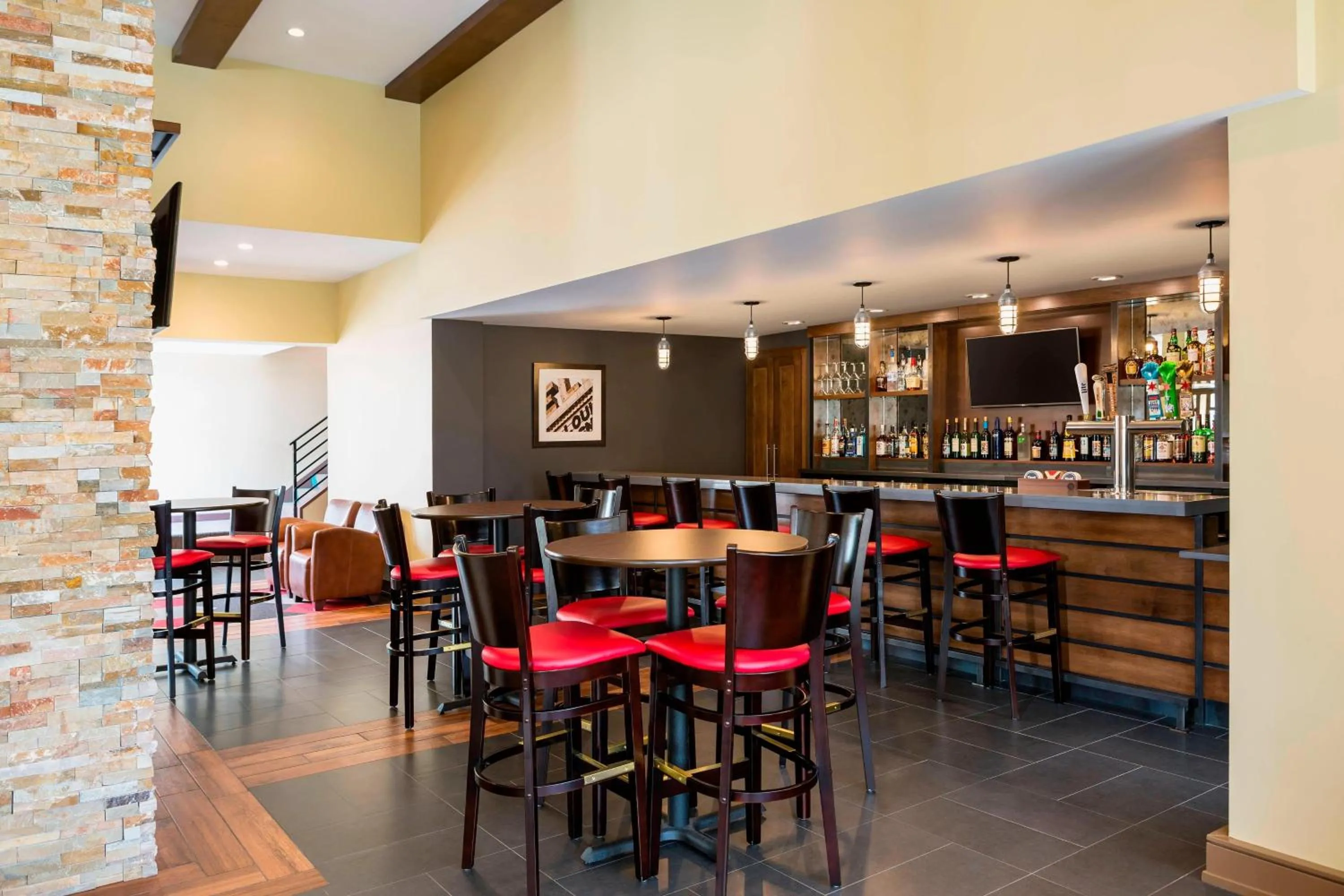 Lounge or bar in Four Points by Sheraton Buffalo Grove