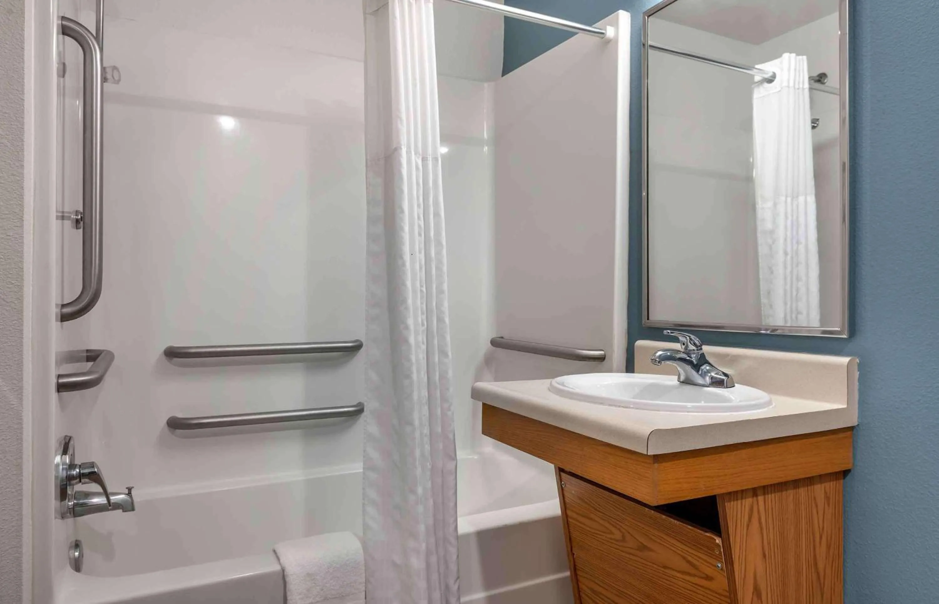Bathroom in Extended Stay America Select Suites - Indianapolis - West