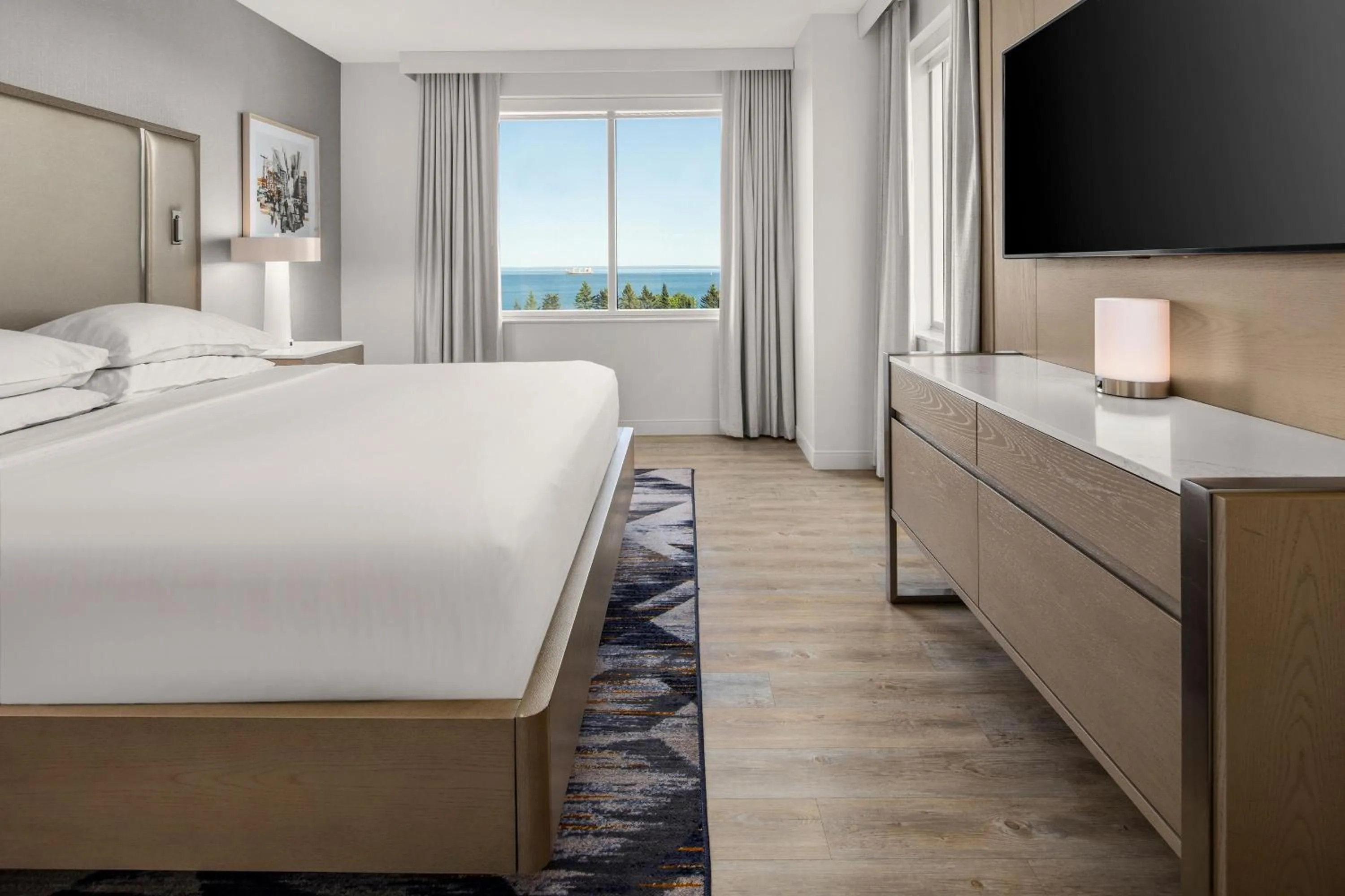 Bedroom, Bed in Sheraton Duluth Hotel