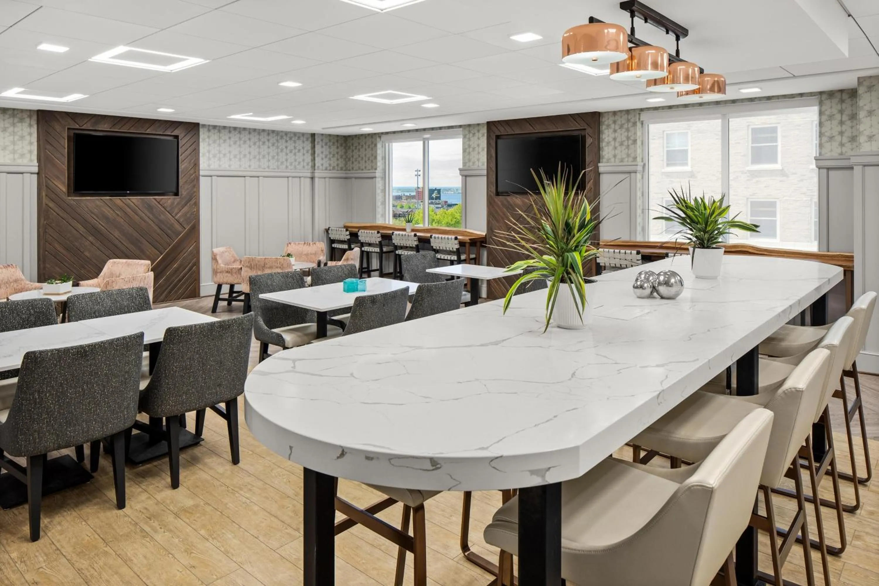 Lounge or bar in Sheraton Duluth Hotel