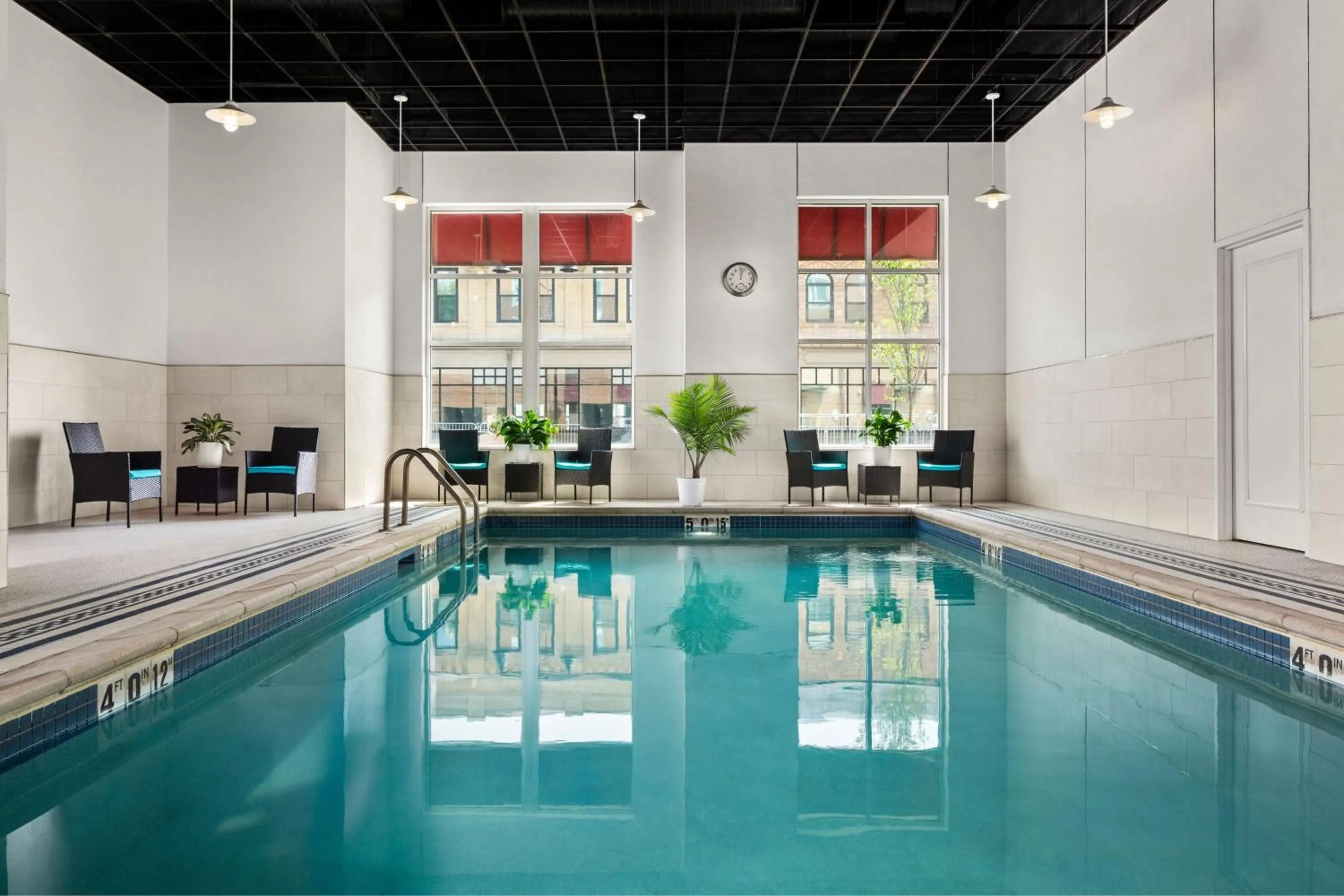 Swimming pool in Sheraton Duluth Hotel