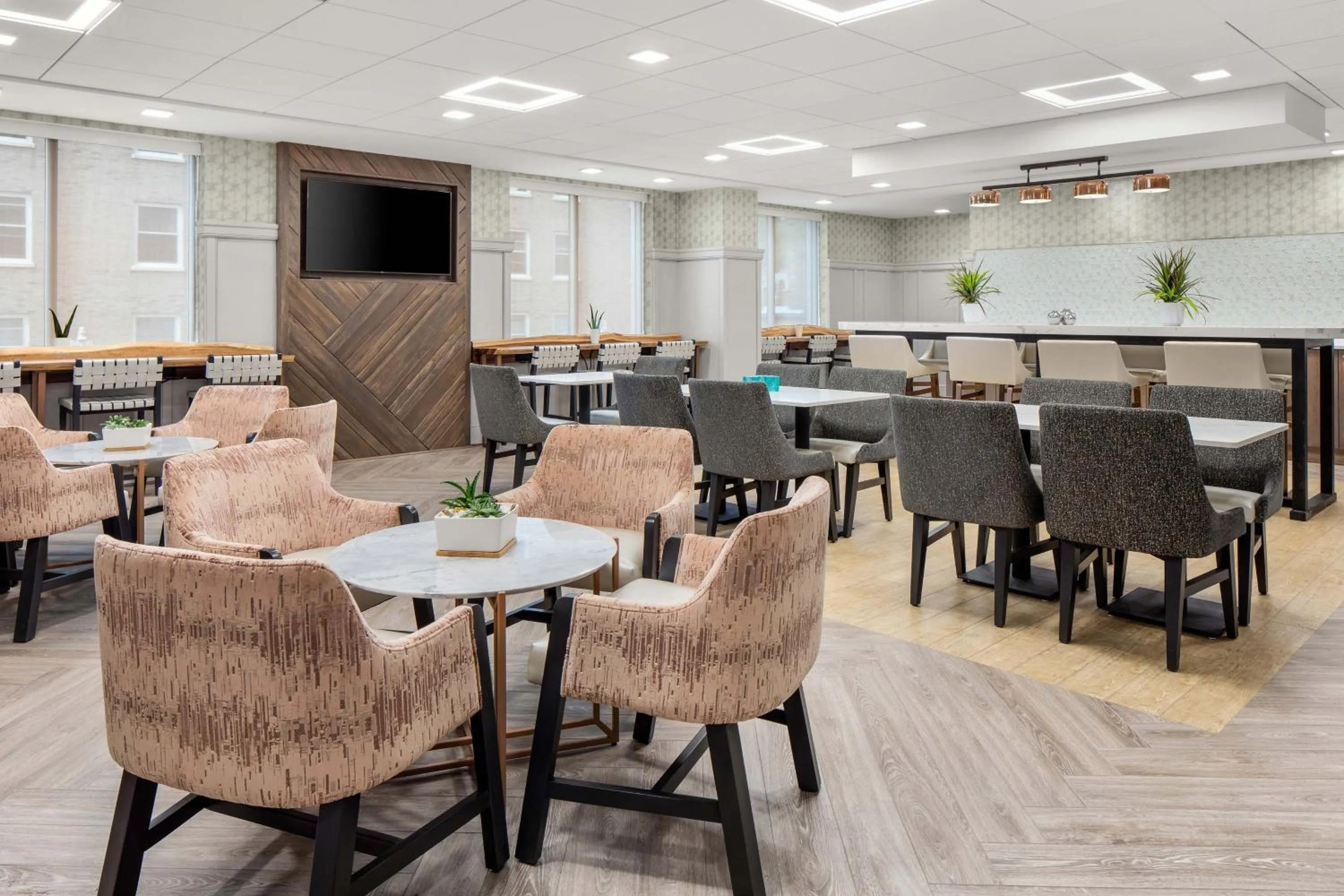 Lounge or bar in Sheraton Duluth Hotel