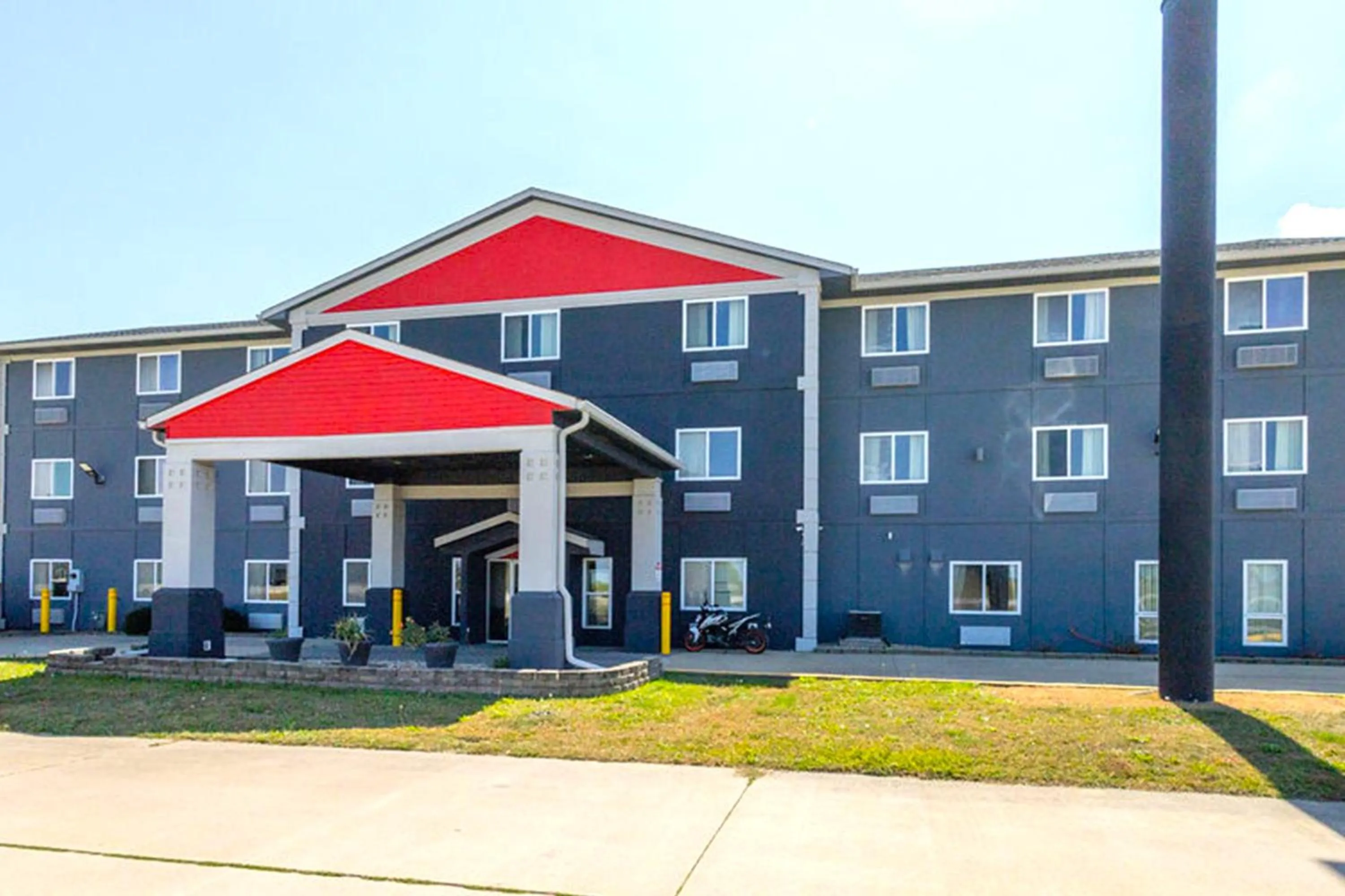 Property building in Burgundy Inn & Suites