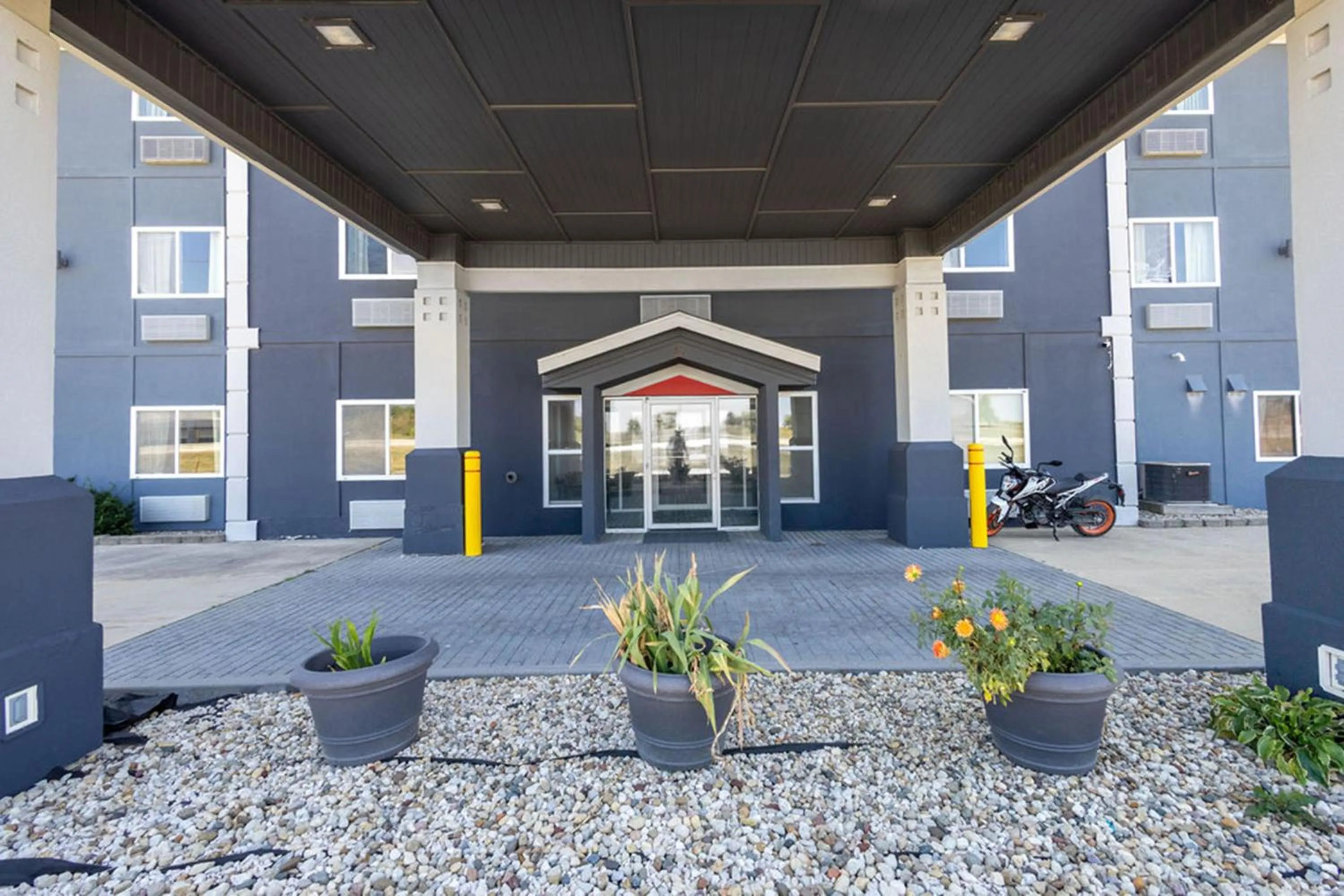 Property building in Burgundy Inn & Suites