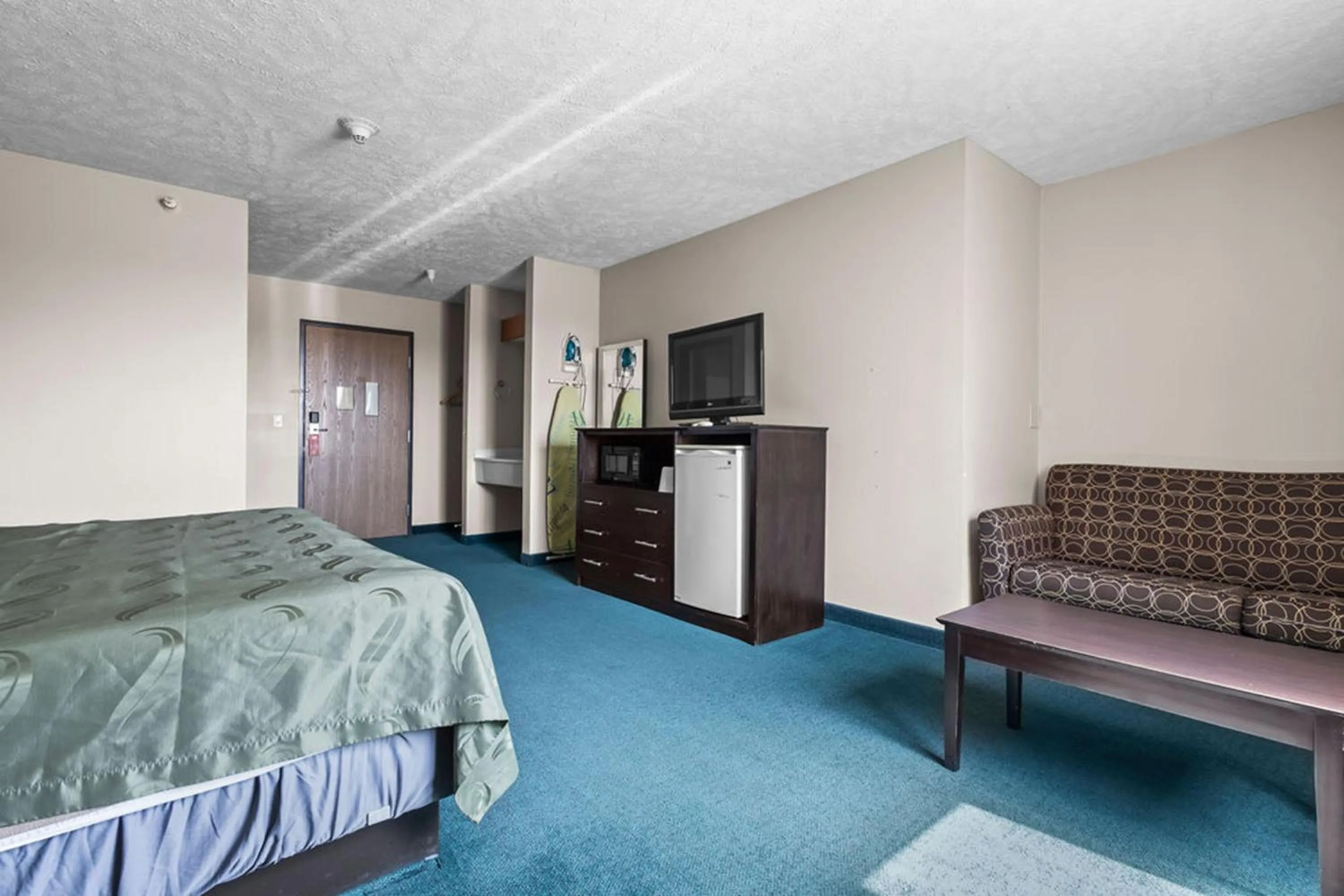 Bedroom in Burgundy Inn & Suites