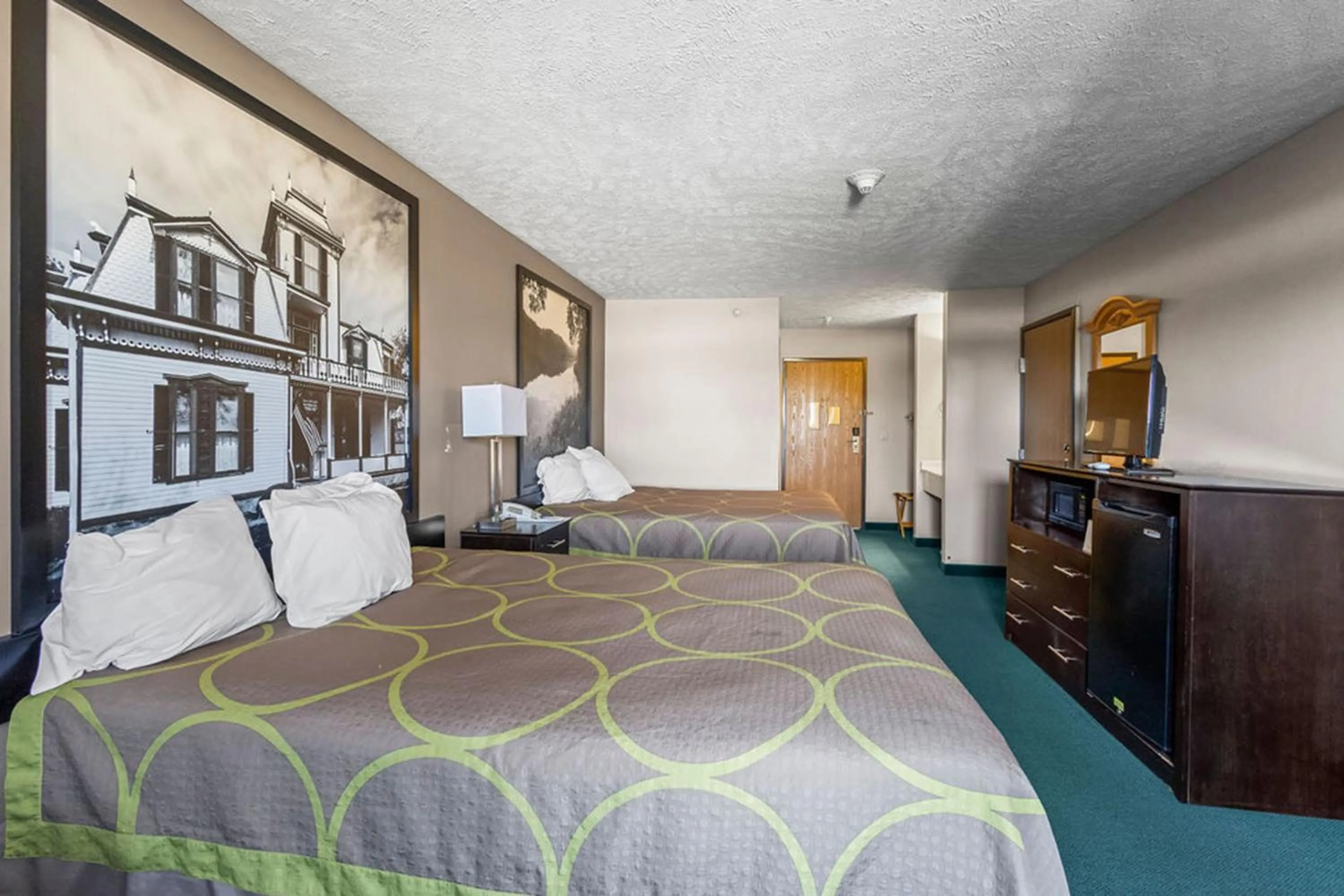 Bedroom in Burgundy Inn & Suites