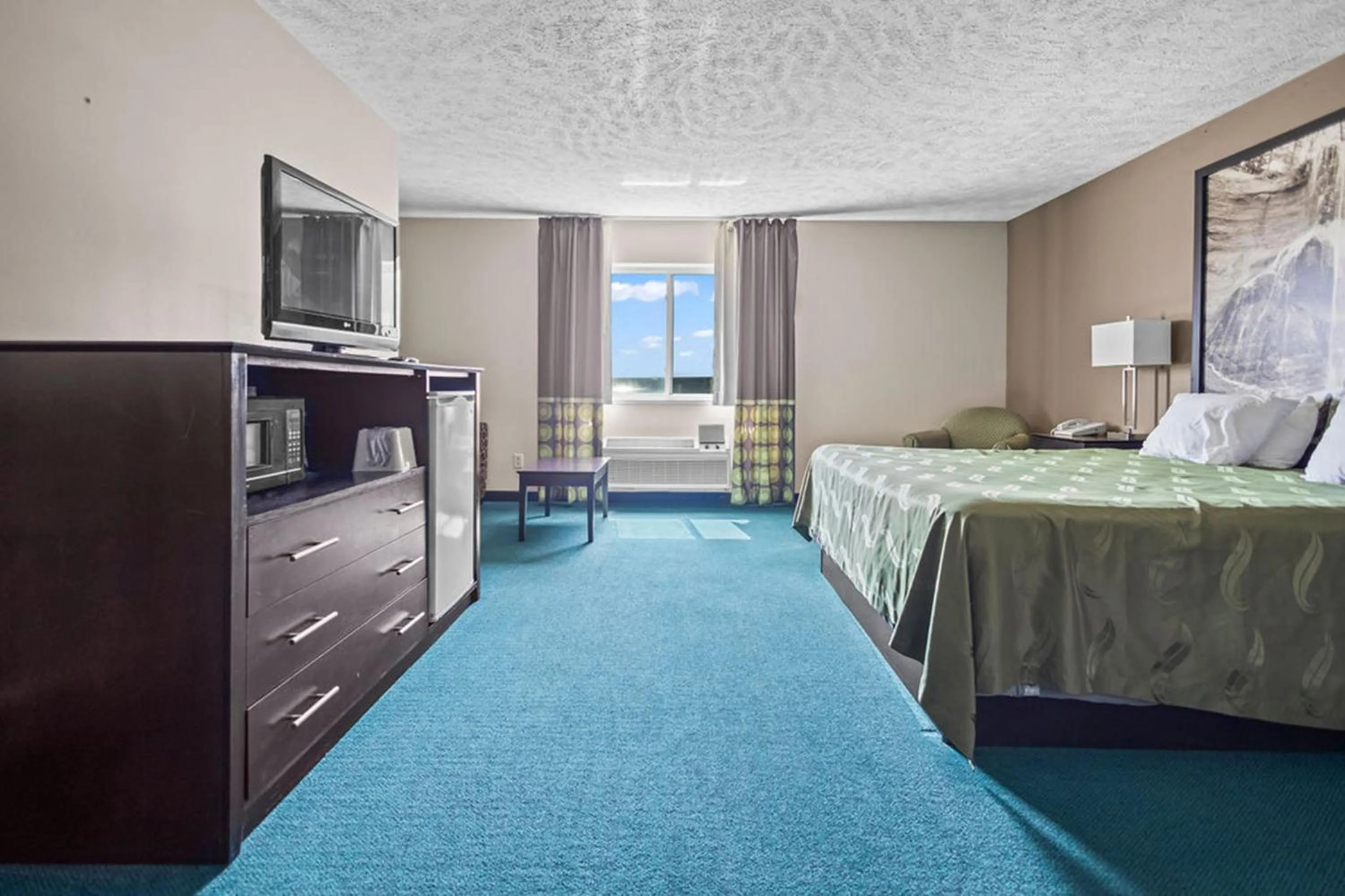 Bedroom in Burgundy Inn & Suites