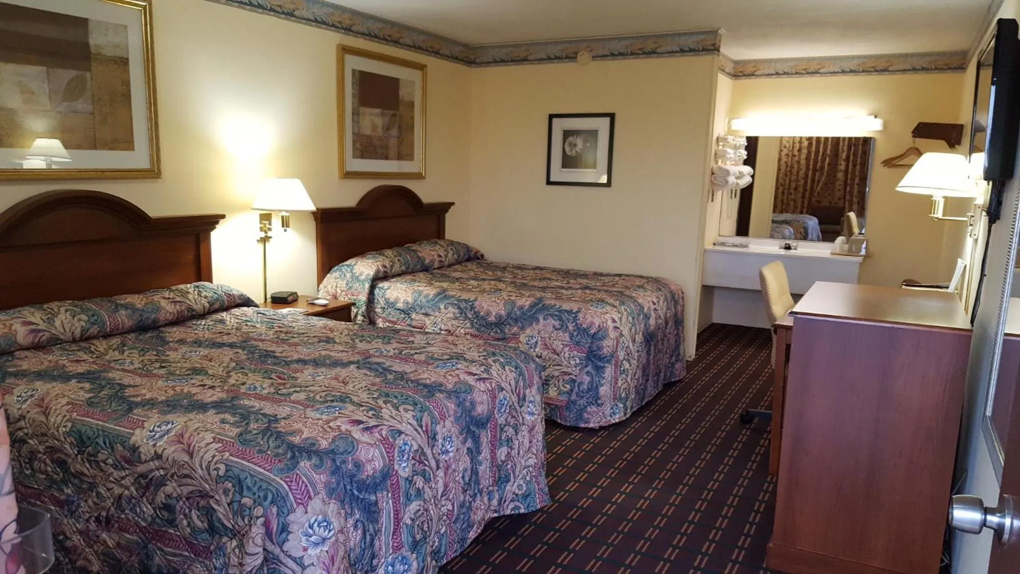 Queen Room with Two Queen Beds - Non-Smoking in Innkeeper Motel Hamel