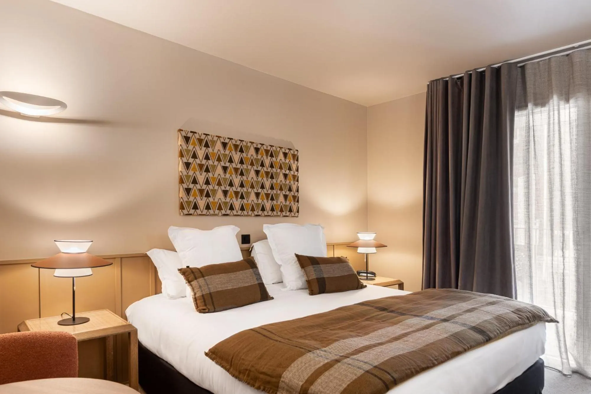 Photo of the whole room, Bed in Hôtel L'Adresse - Entièrement rénové