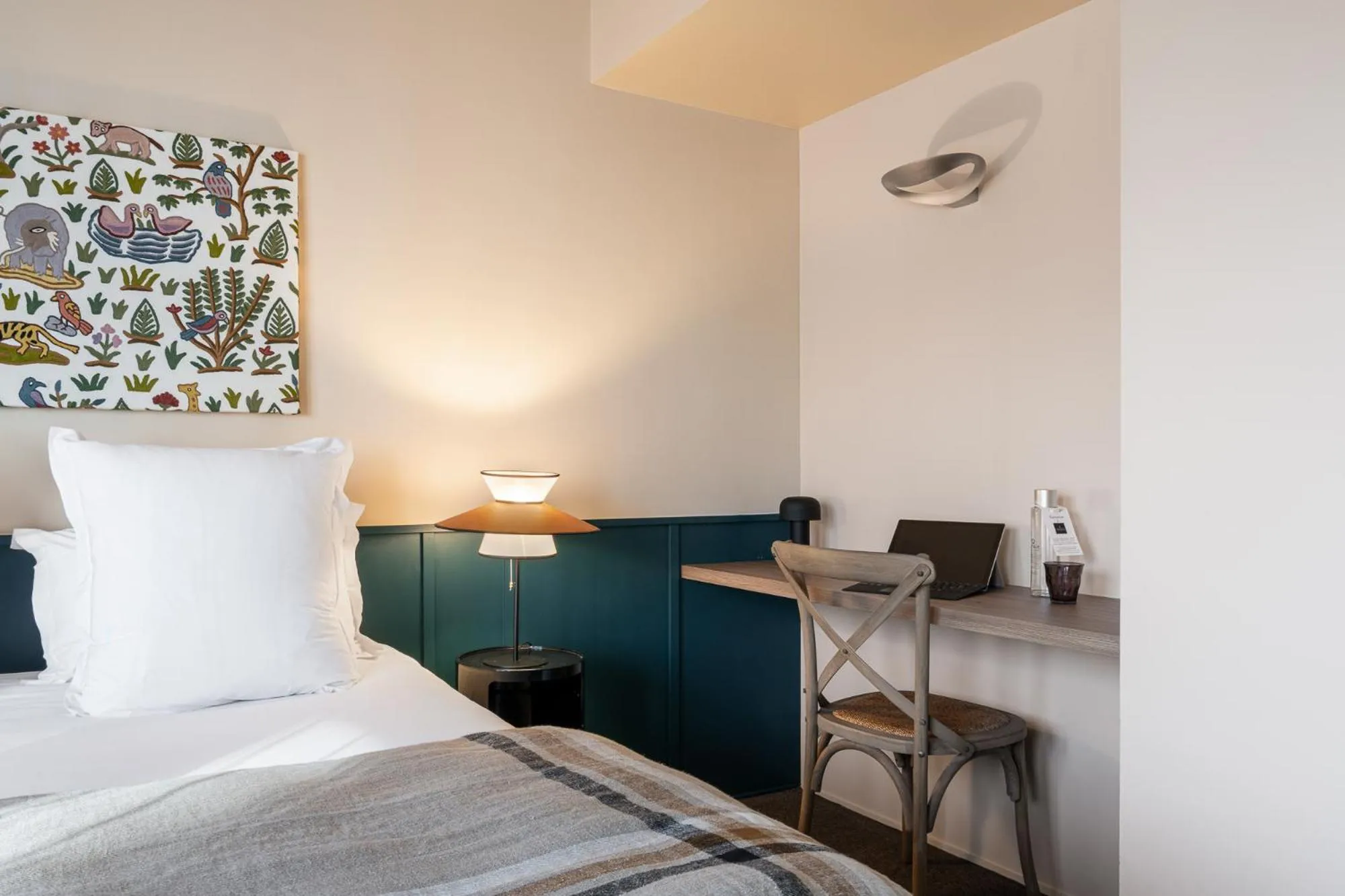 Bed in Hôtel L'Adresse - Entièrement rénové