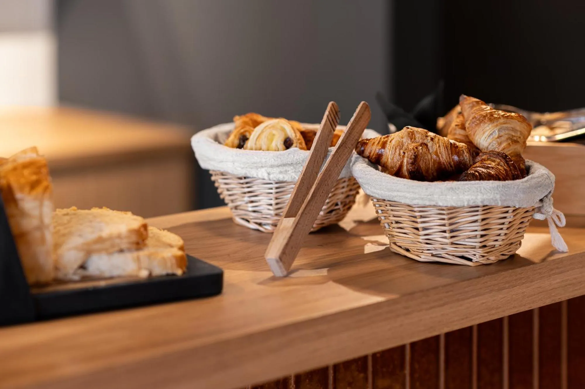 Breakfast in Hôtel L'Adresse - Entièrement rénové