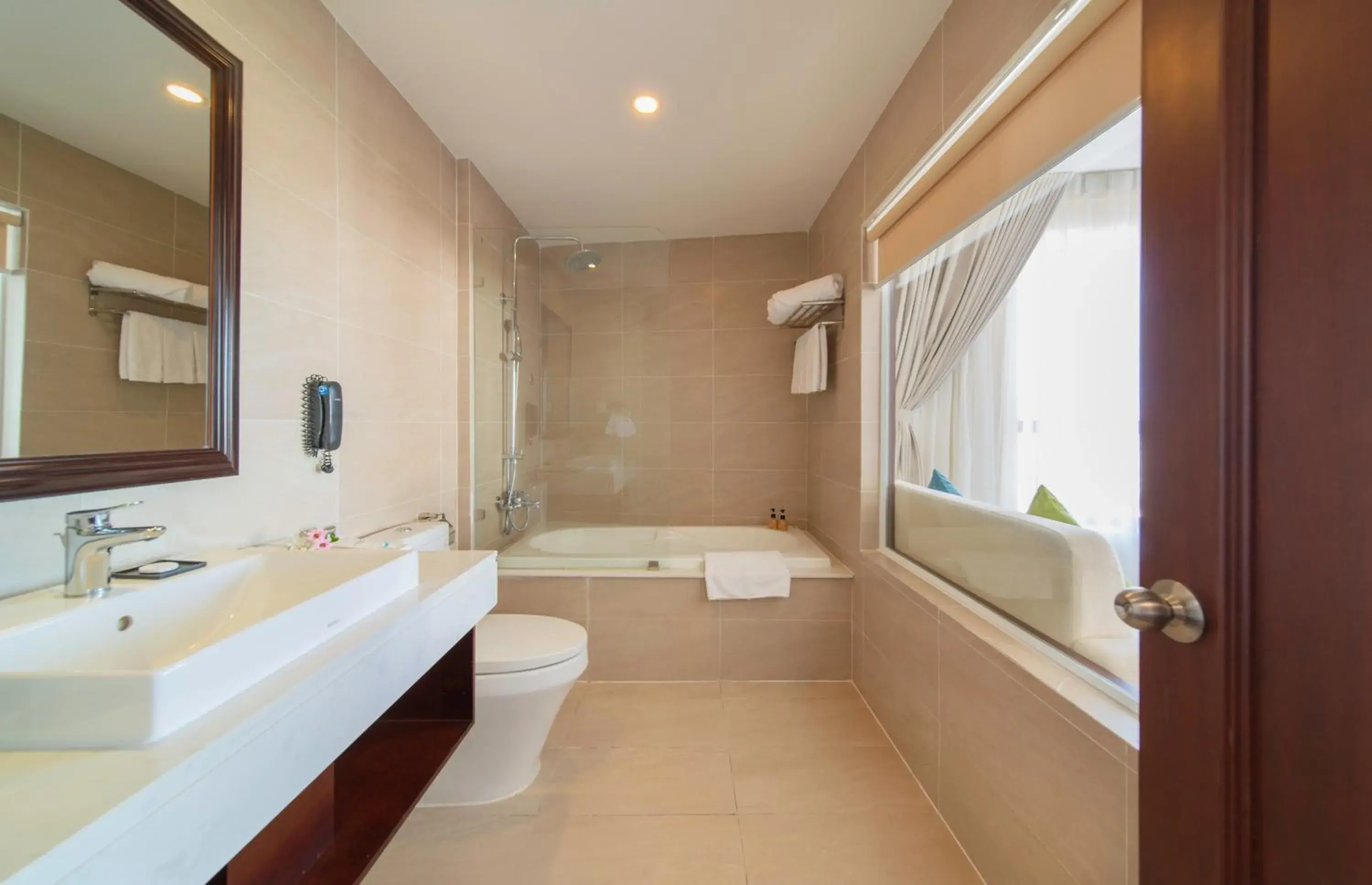 Senior Triple with Partial Sea View & Bathtub in Florida Hotel Senior Triple with Partial Sea View & Bathtub in Florida Hotel