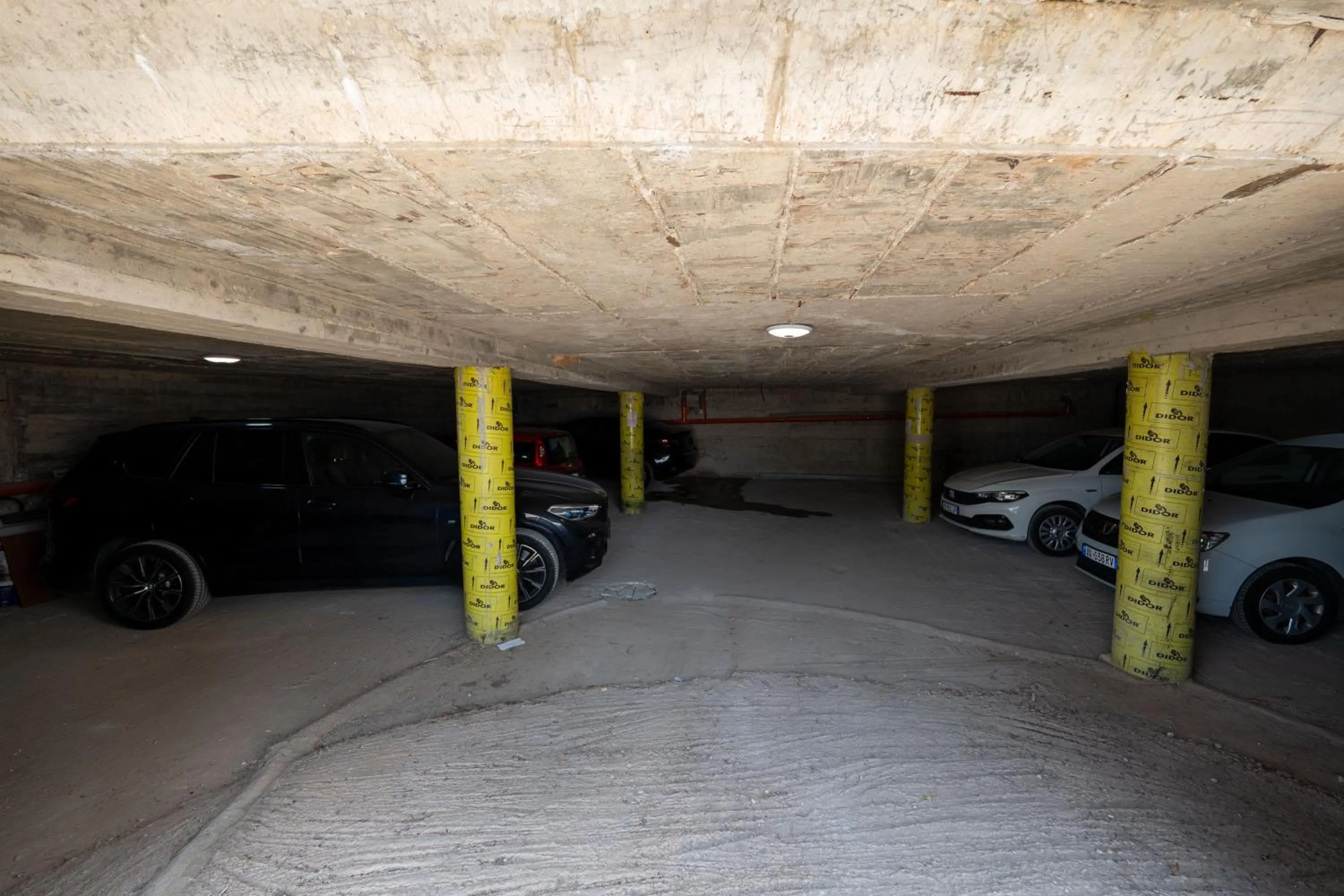 Parking in Hotel Esmerald Ksamil