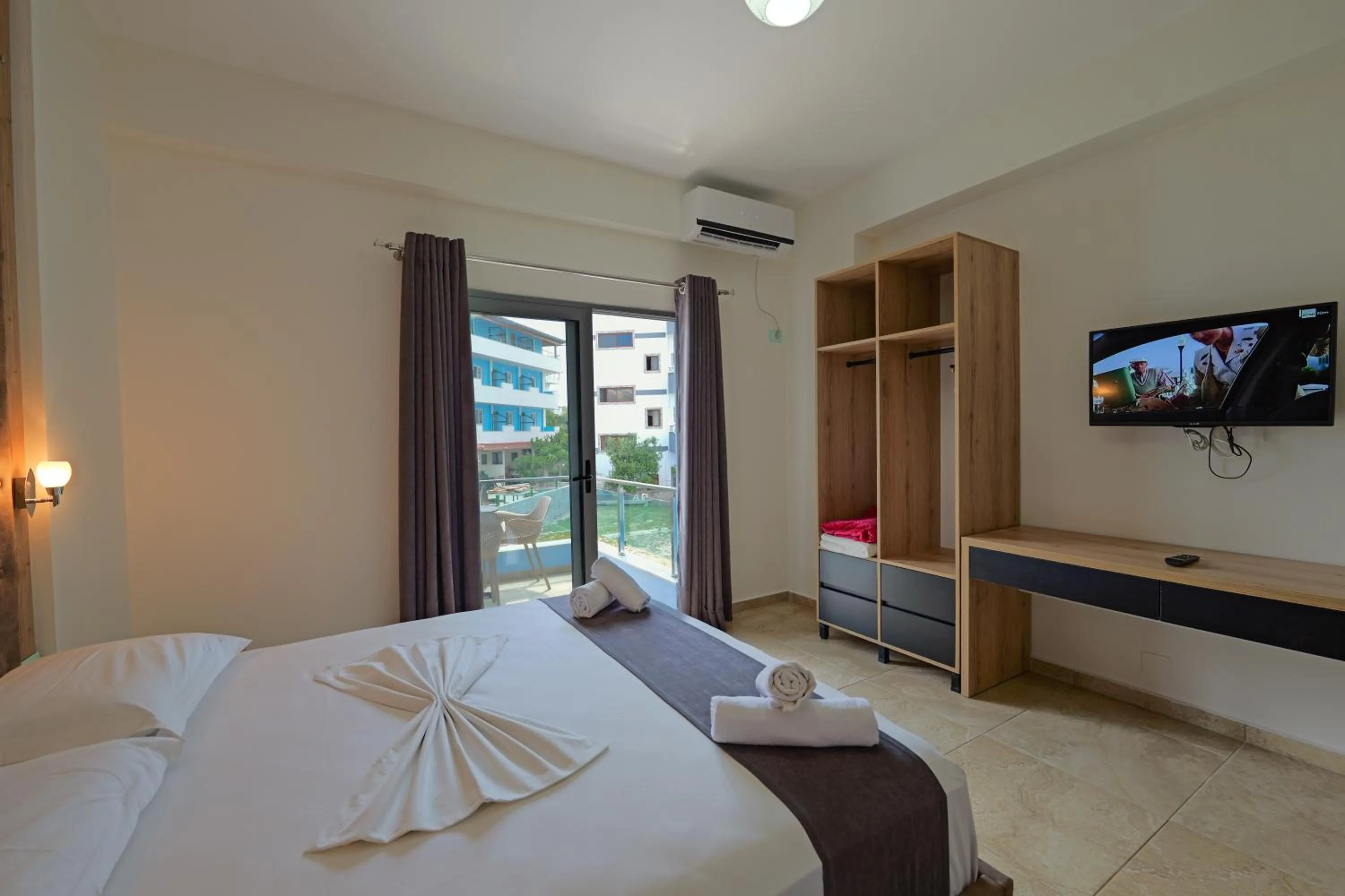 TV and multimedia, Bed in Hotel Esmerald Ksamil