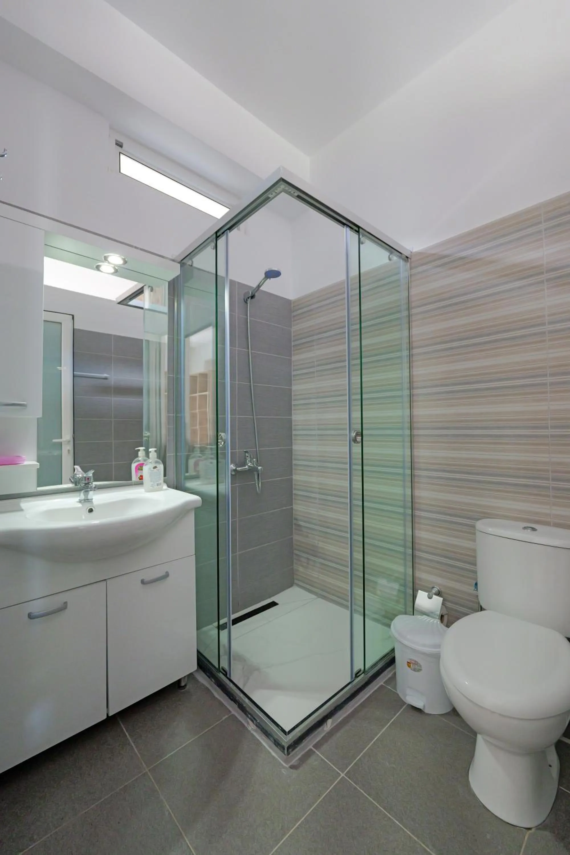 Shower in Hotel Esmerald Ksamil