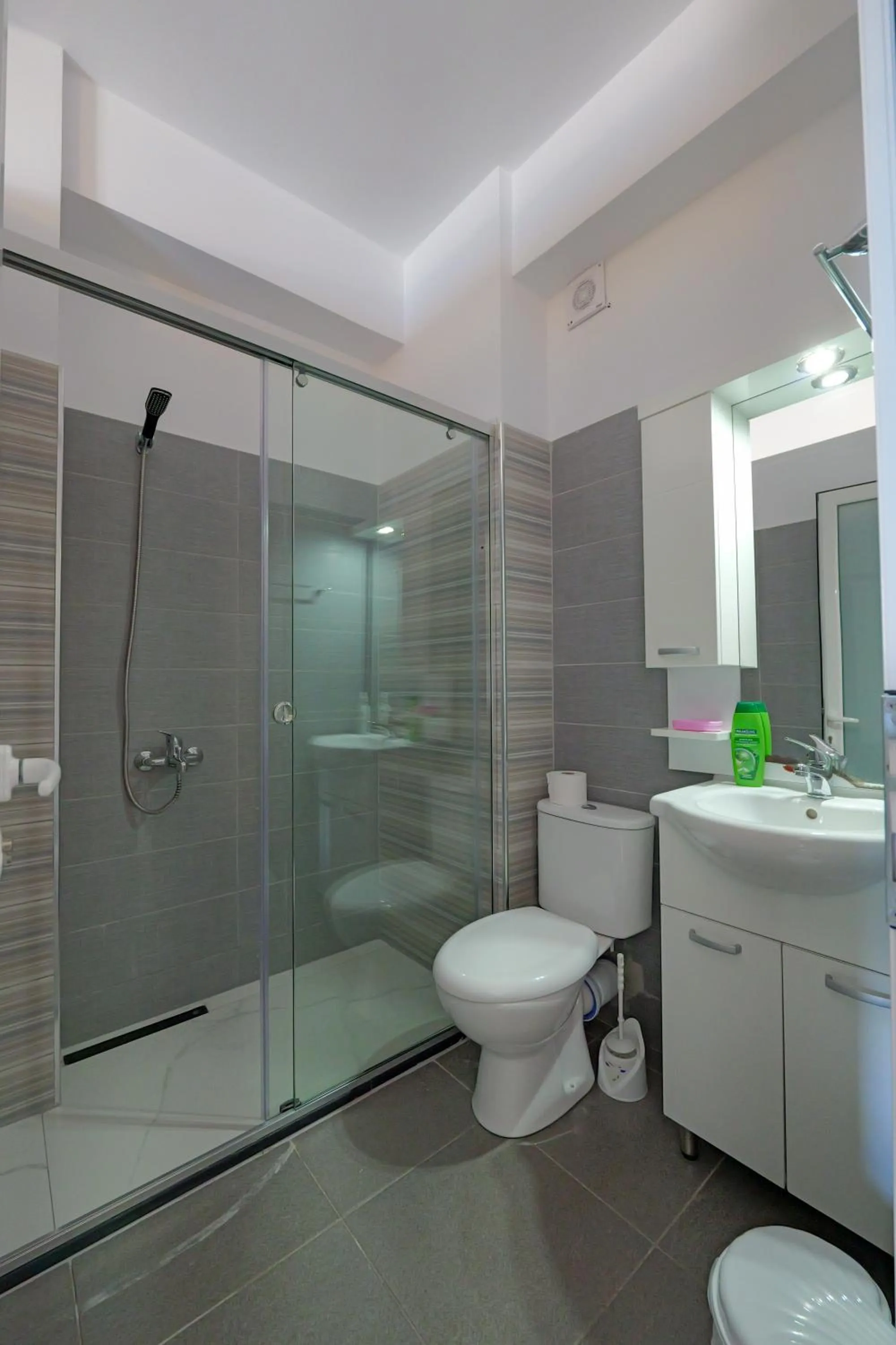 Shower in Hotel Esmerald Ksamil