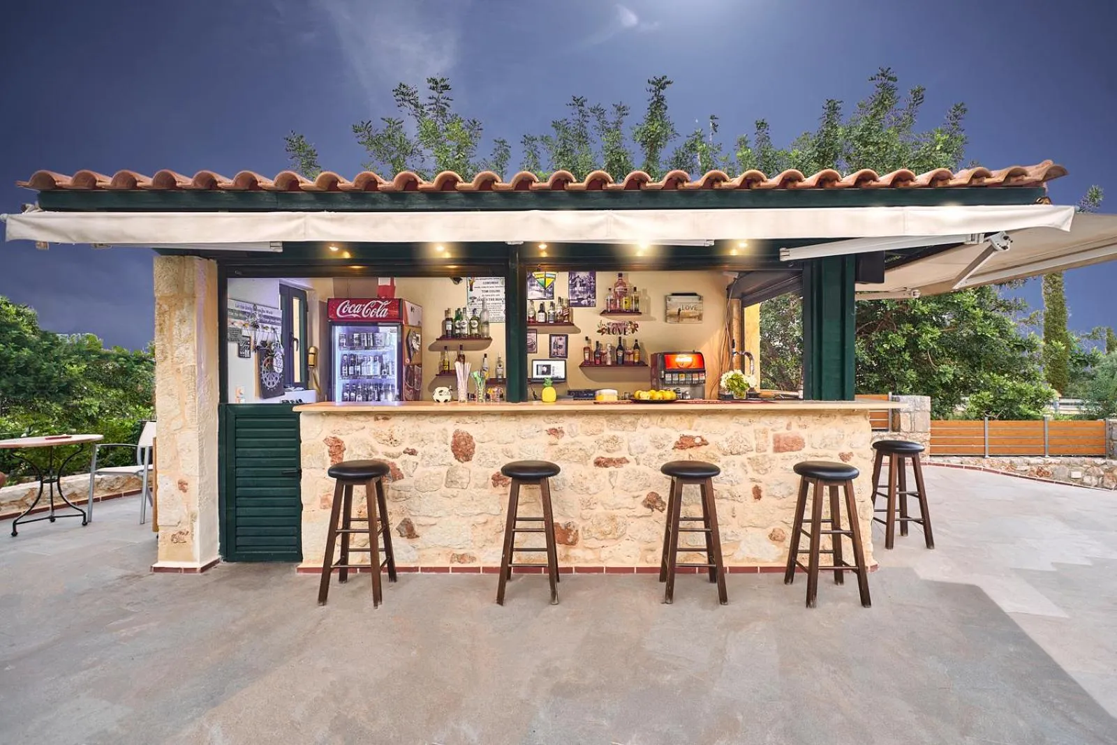 Restaurant/places to eat in Dionysos Apartments & Studios