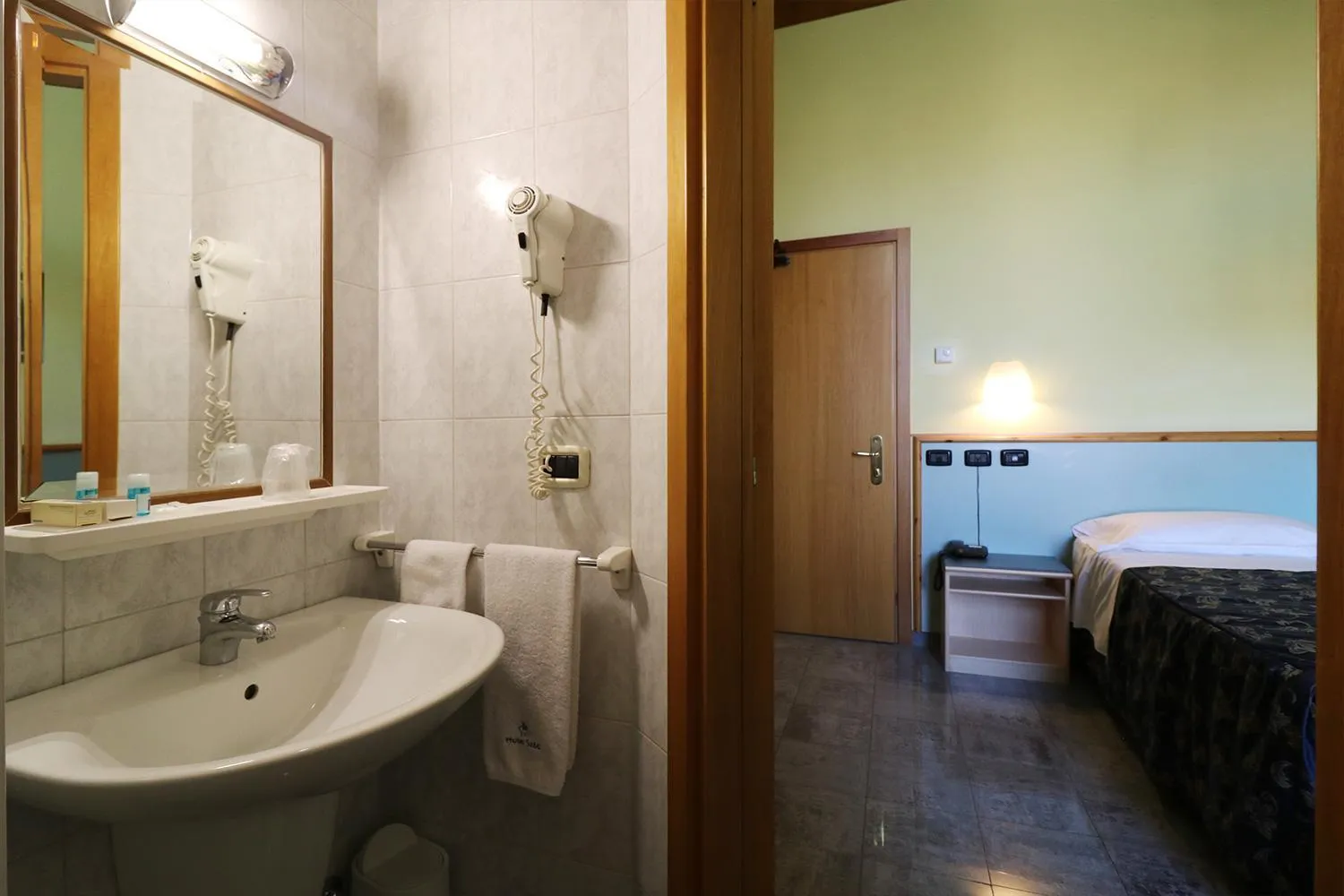 Bathroom, Bed in Hotel SABO'