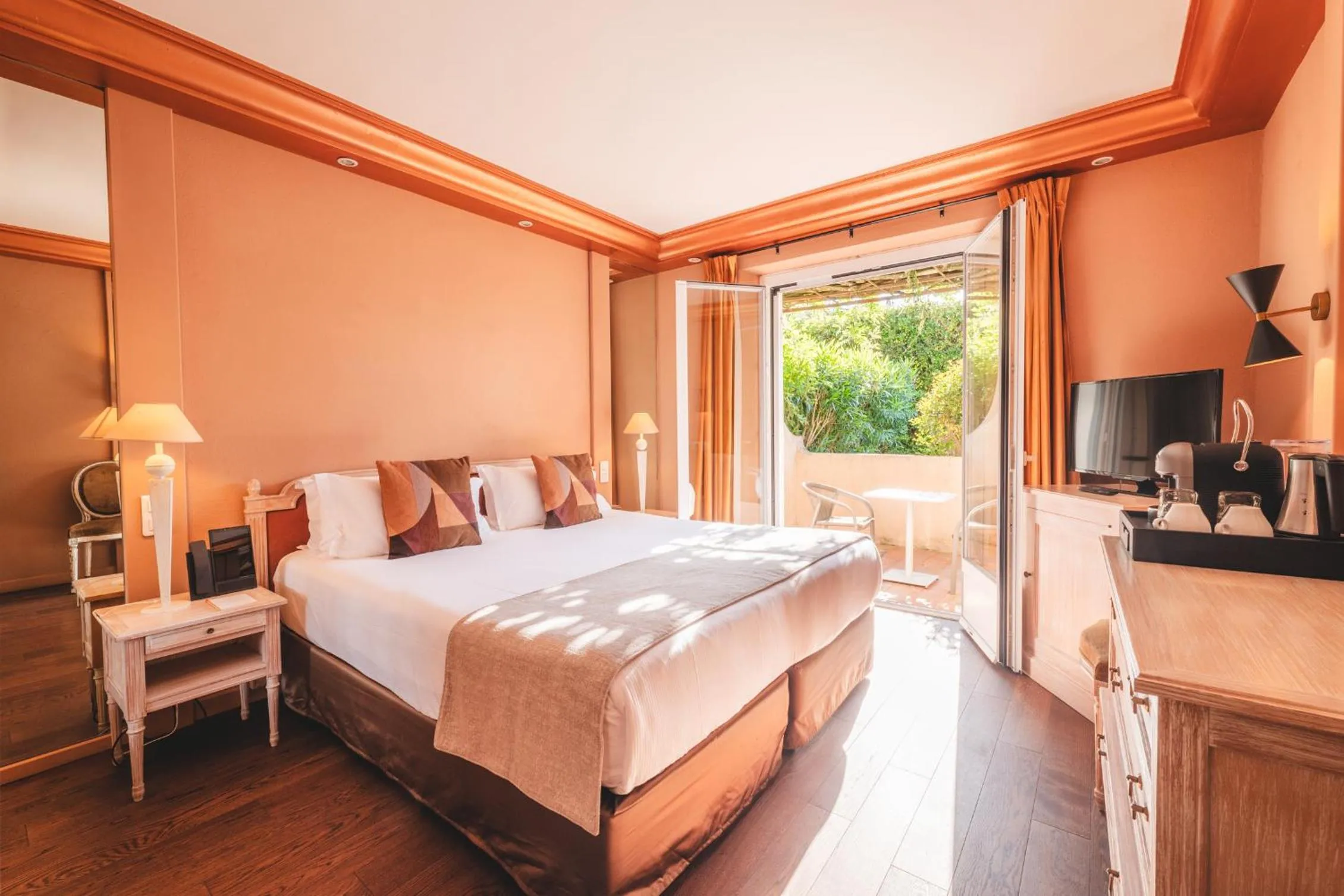 Bedroom in Hôtel La Mandarine