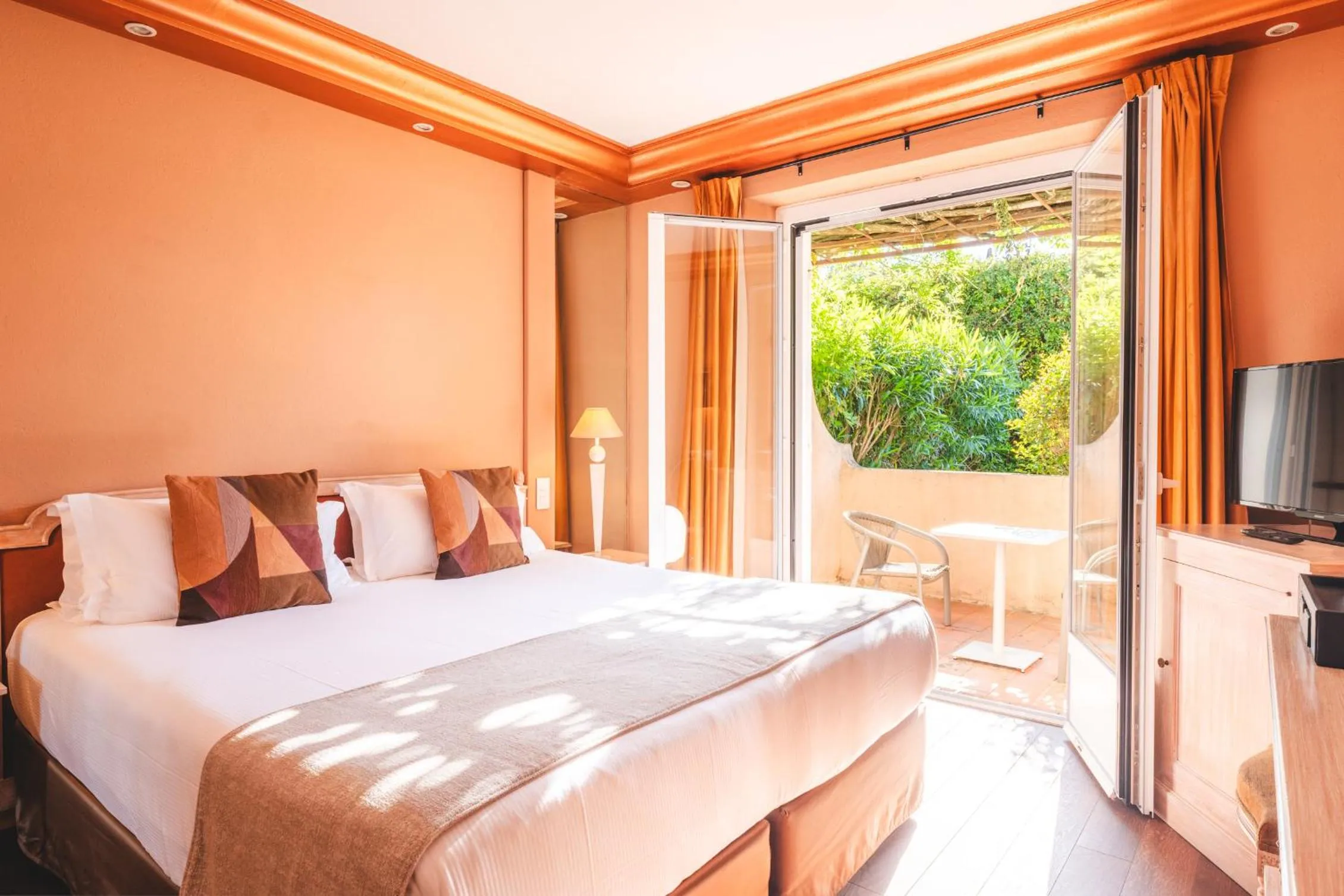 Bedroom in Hôtel La Mandarine