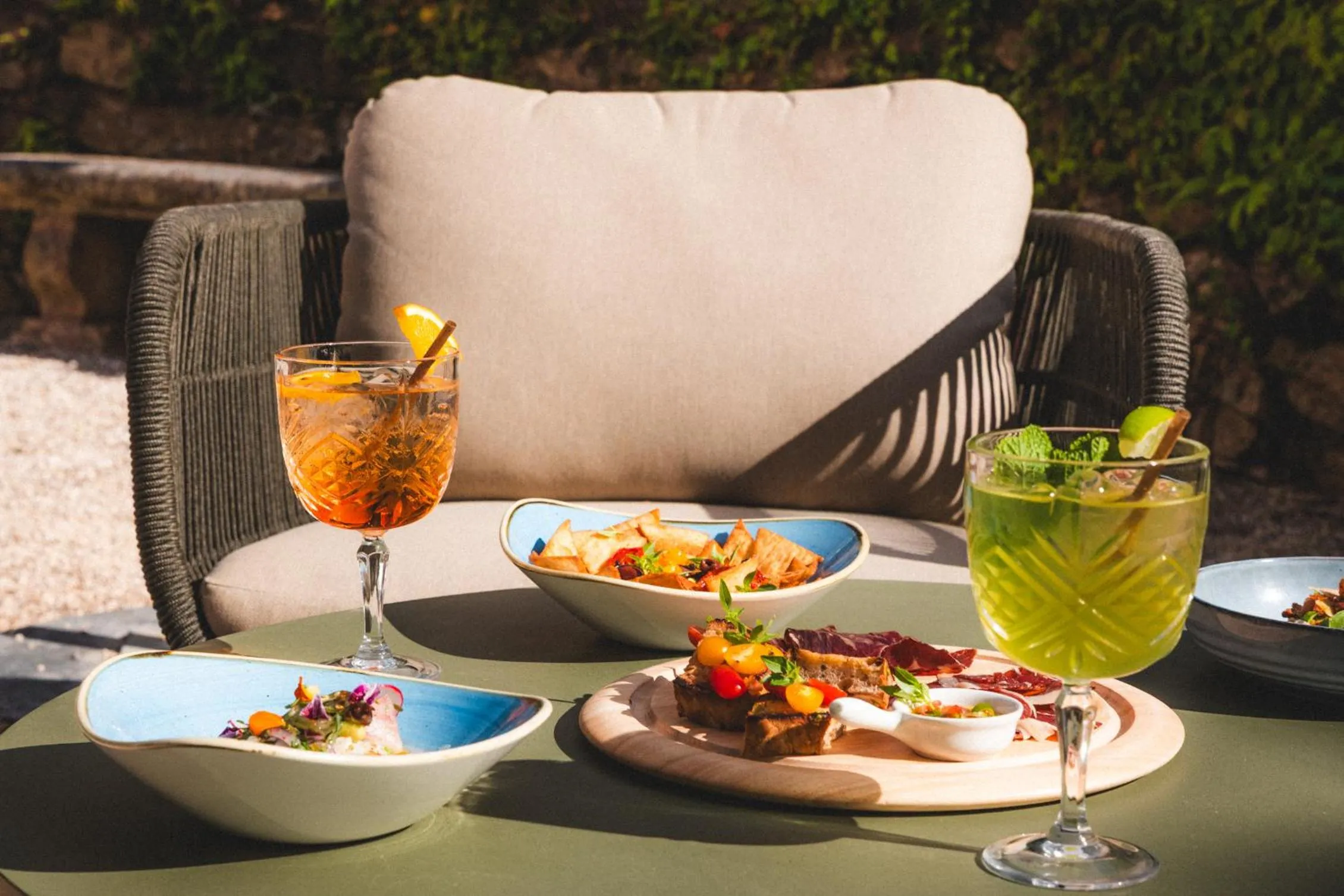 Lounge or bar in Hôtel La Mandarine