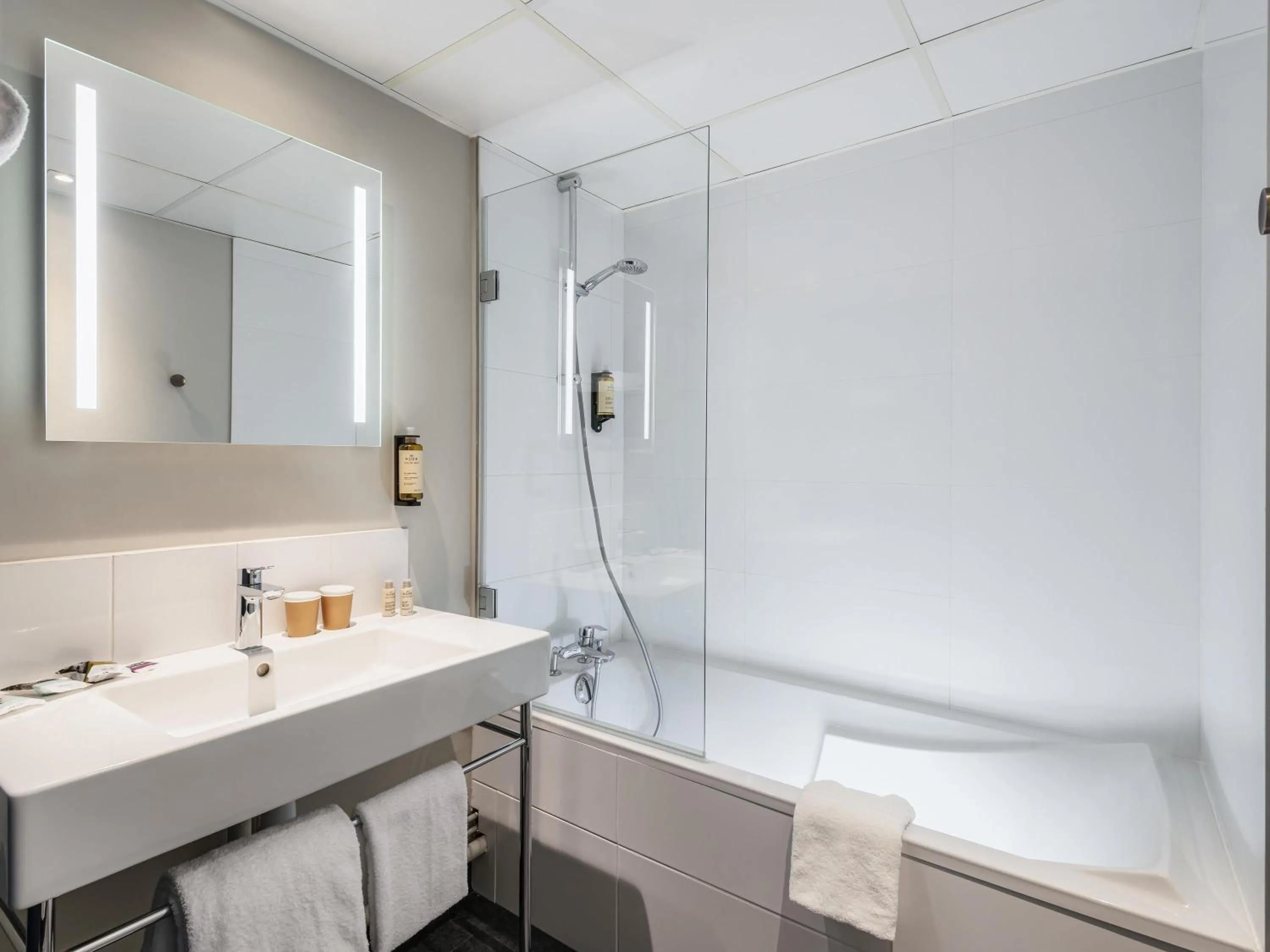 Bedroom in Mercure Paris Montparnasse Pasteur