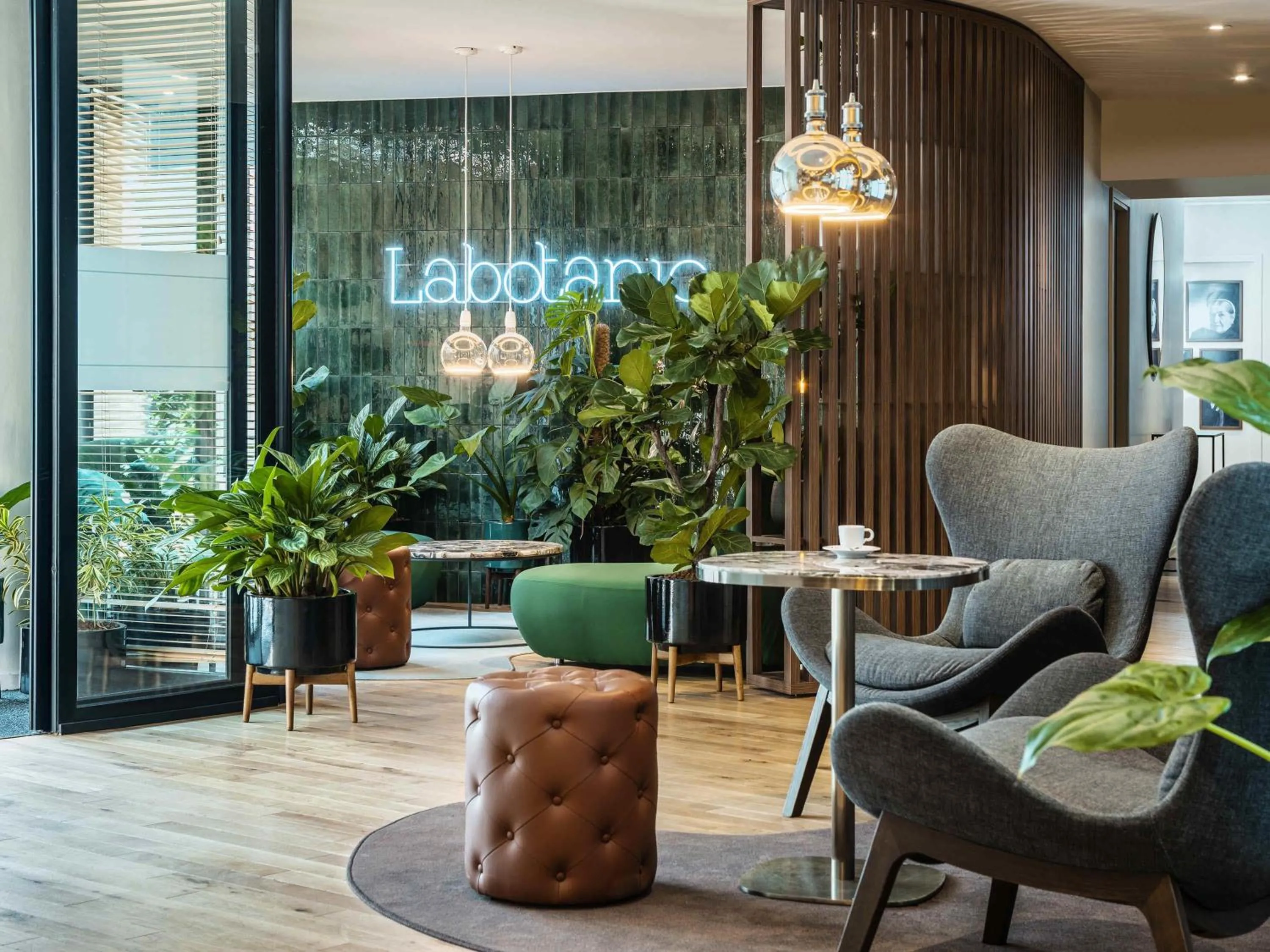 Lounge or bar in Mercure Paris Montparnasse Pasteur