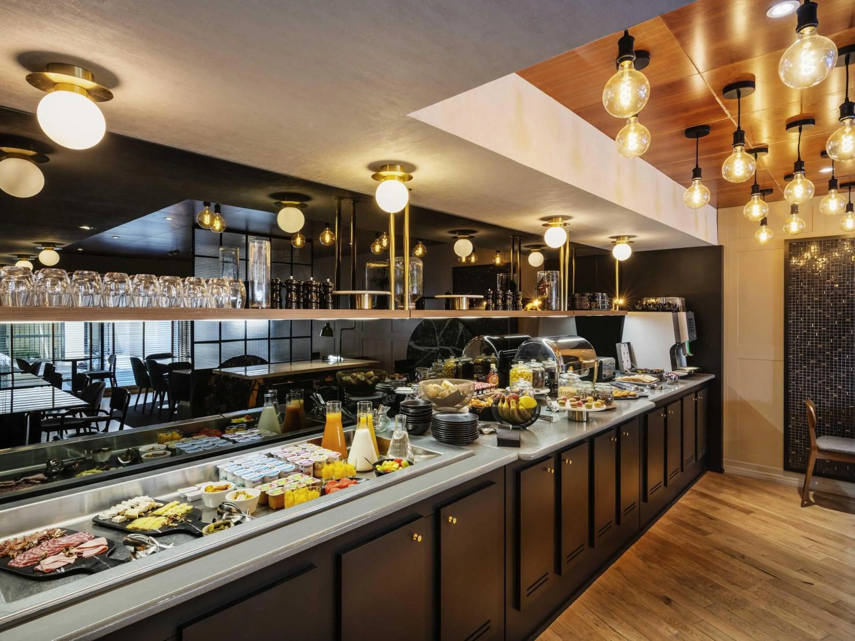 Lounge or bar in Mercure Paris Montparnasse Pasteur