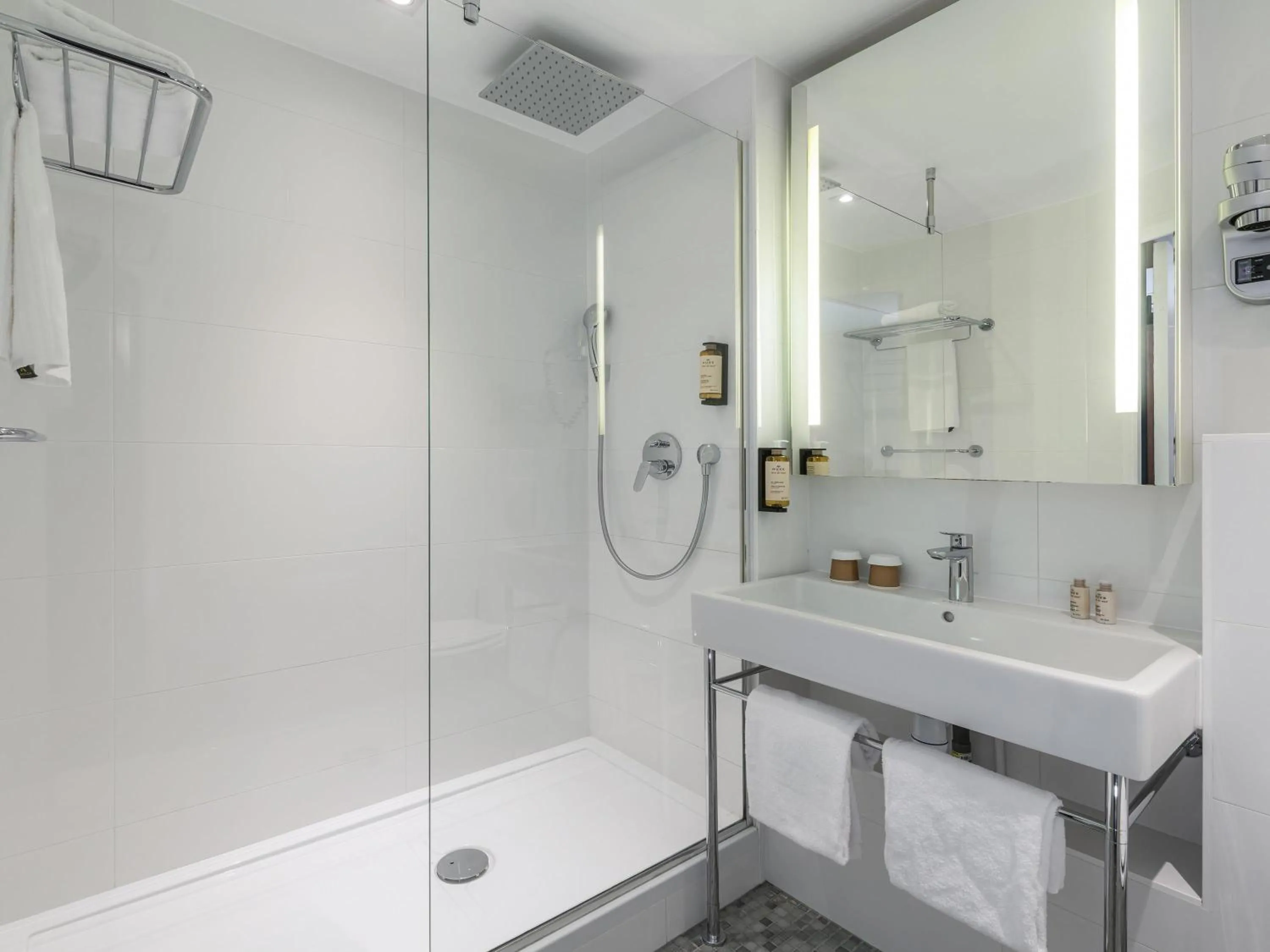 Bedroom in Mercure Paris Montparnasse Pasteur