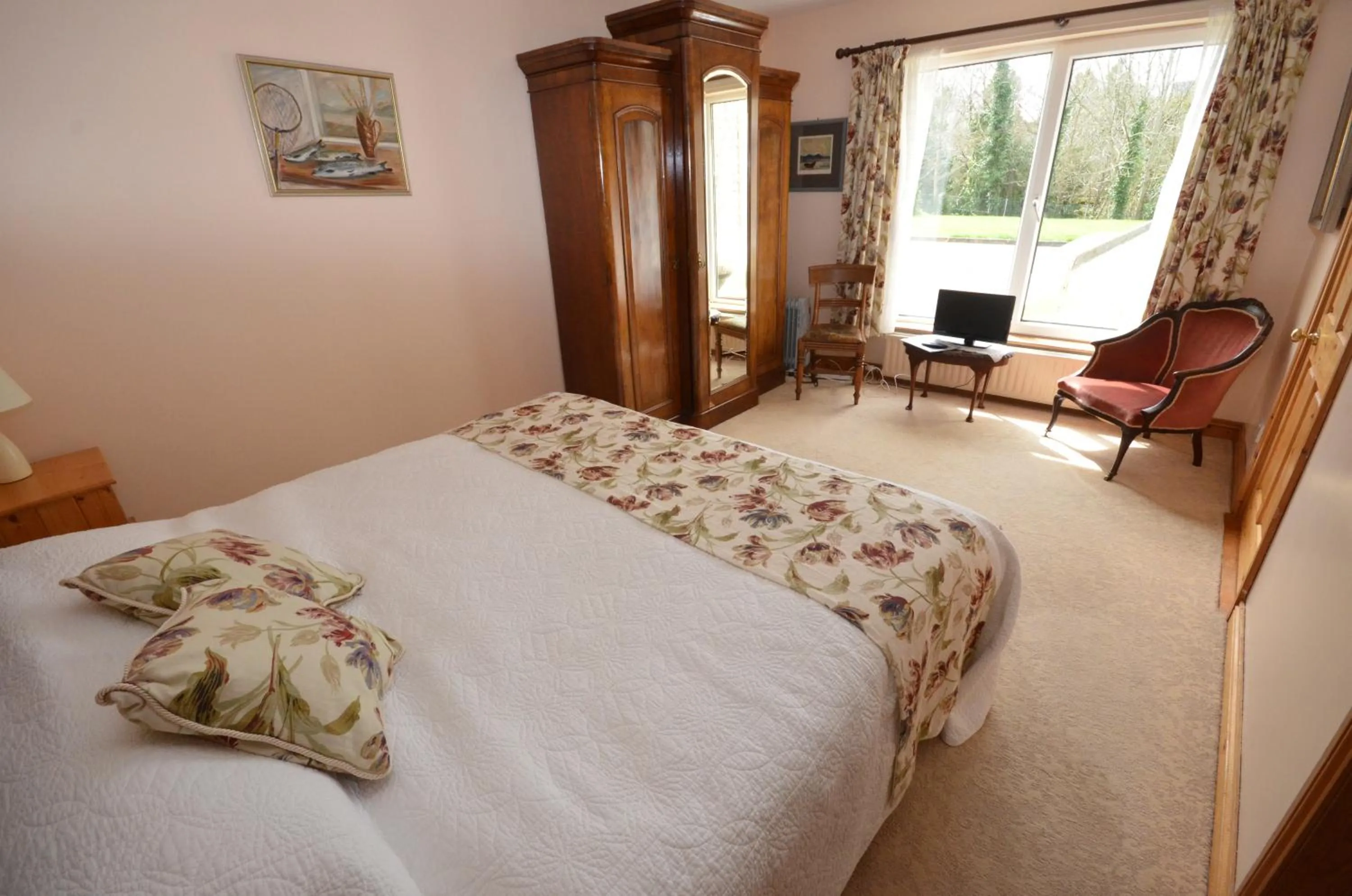 Photo of the whole room, Bed in Camillaun Lodge with Lough Corrib Boat Hire