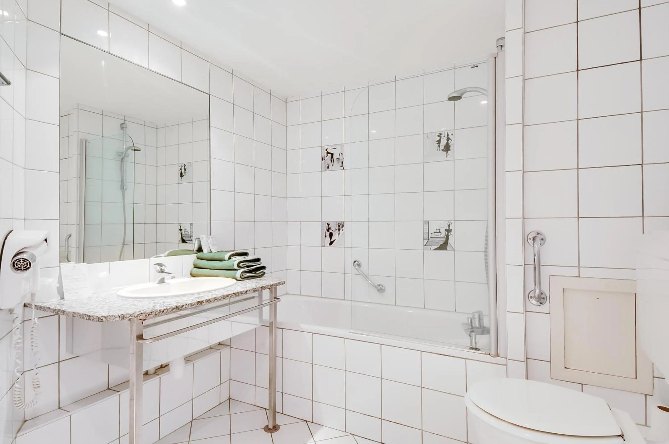 Bathroom in La Maison Hôtel Mulhouse Centre