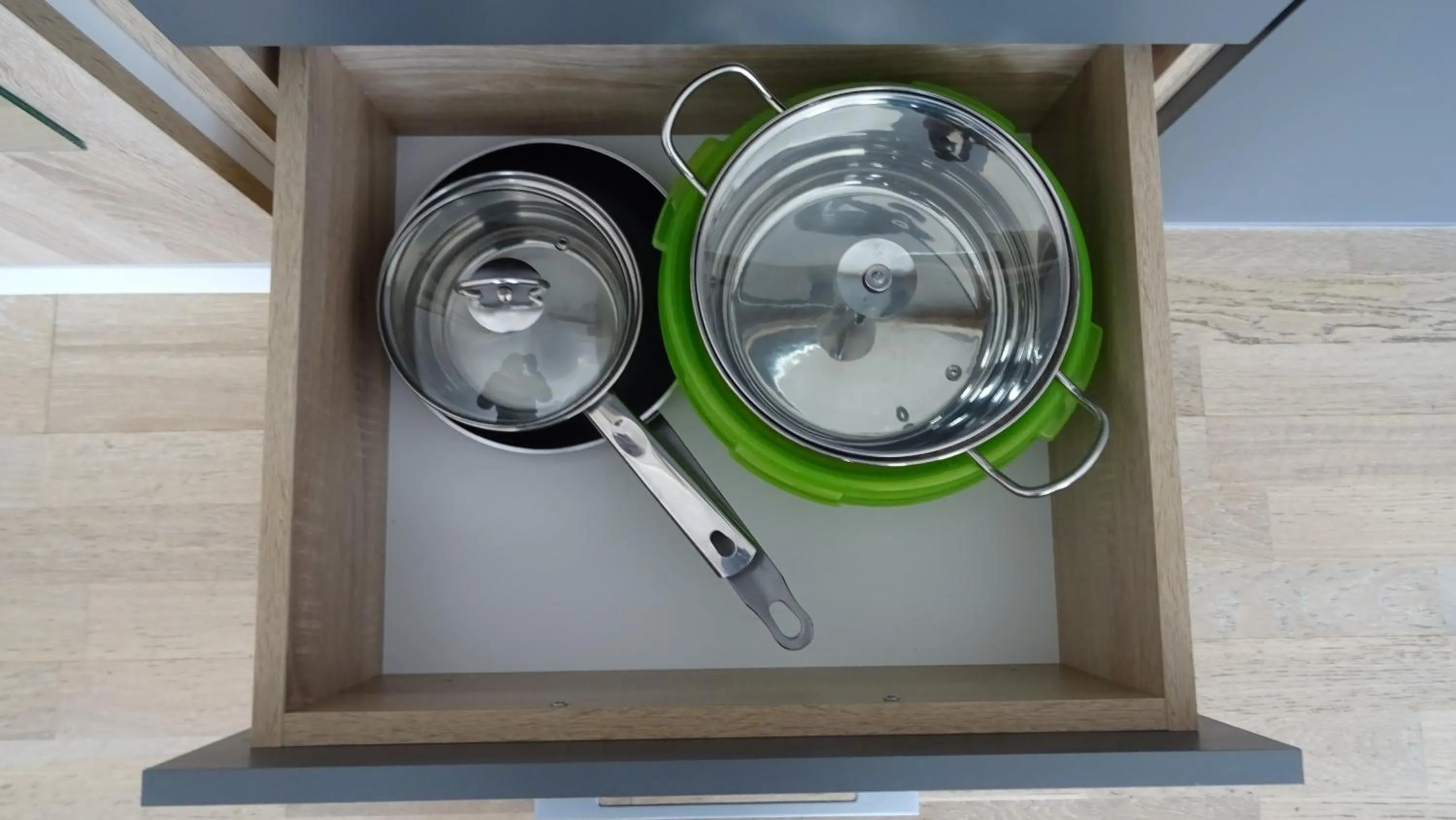 Kitchen or kitchenette in Green Apartments