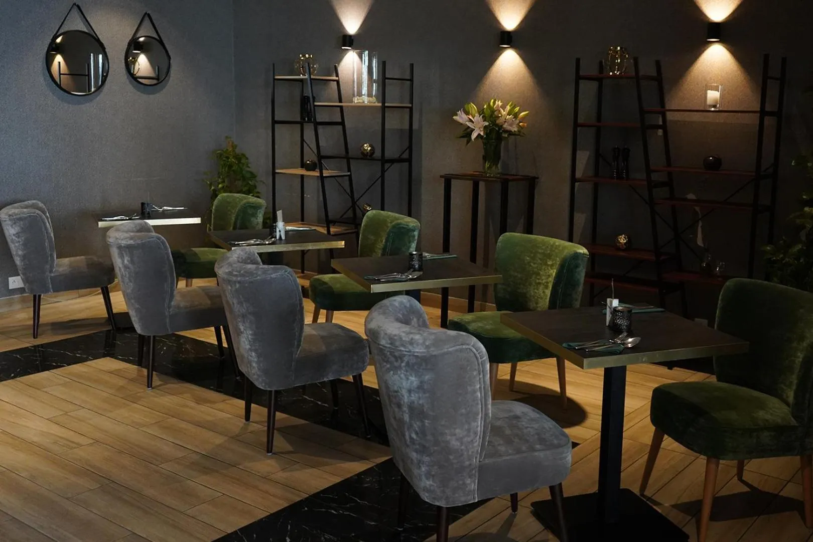 Restaurant/places to eat in Green Apartments